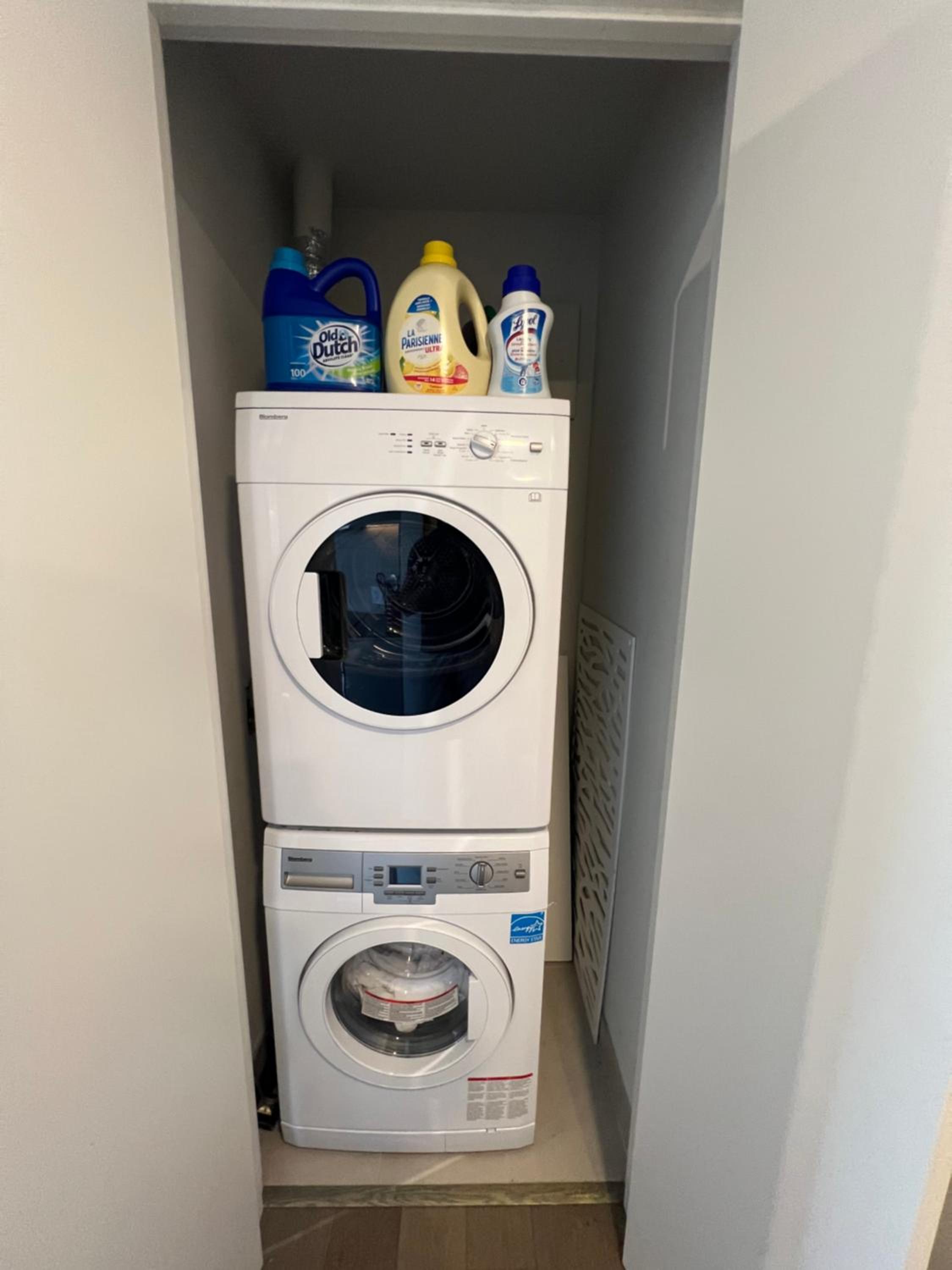 Beautiful one bedroom downtown Condo with pool and free parking