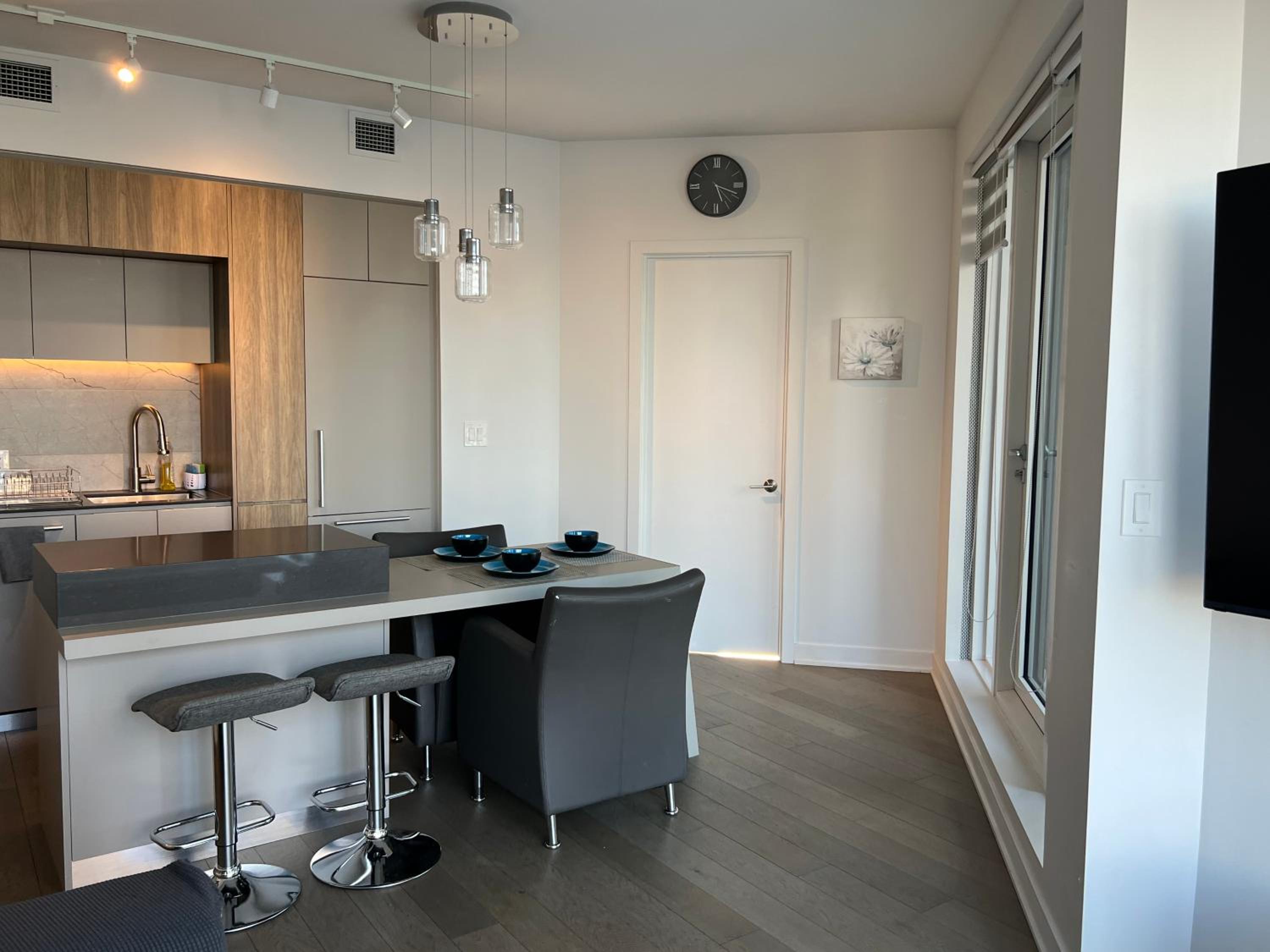 Beautiful one bedroom downtown Condo with pool and free parking