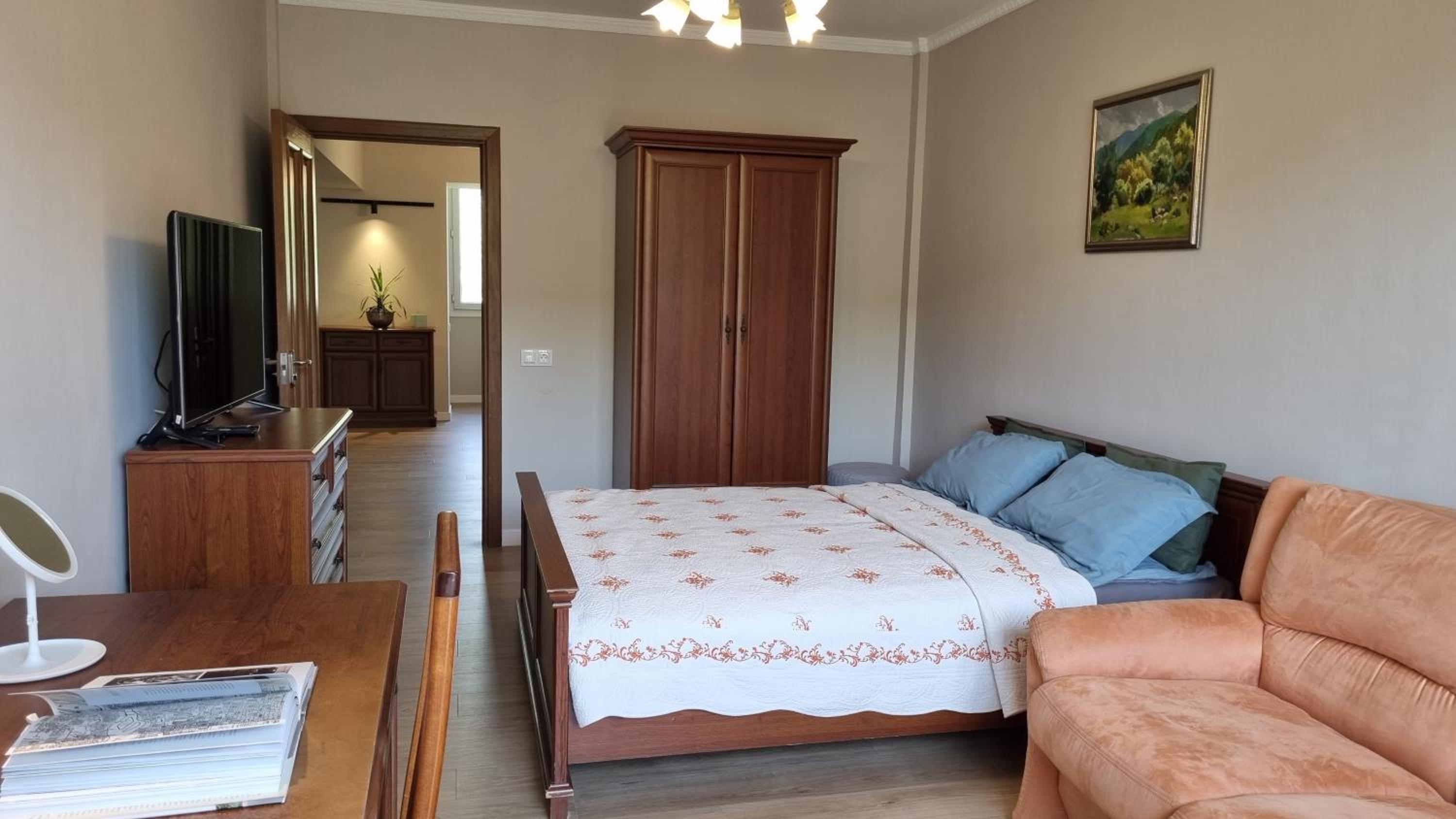 Cozy Spacious Apartment in City Center 60m2 view 4