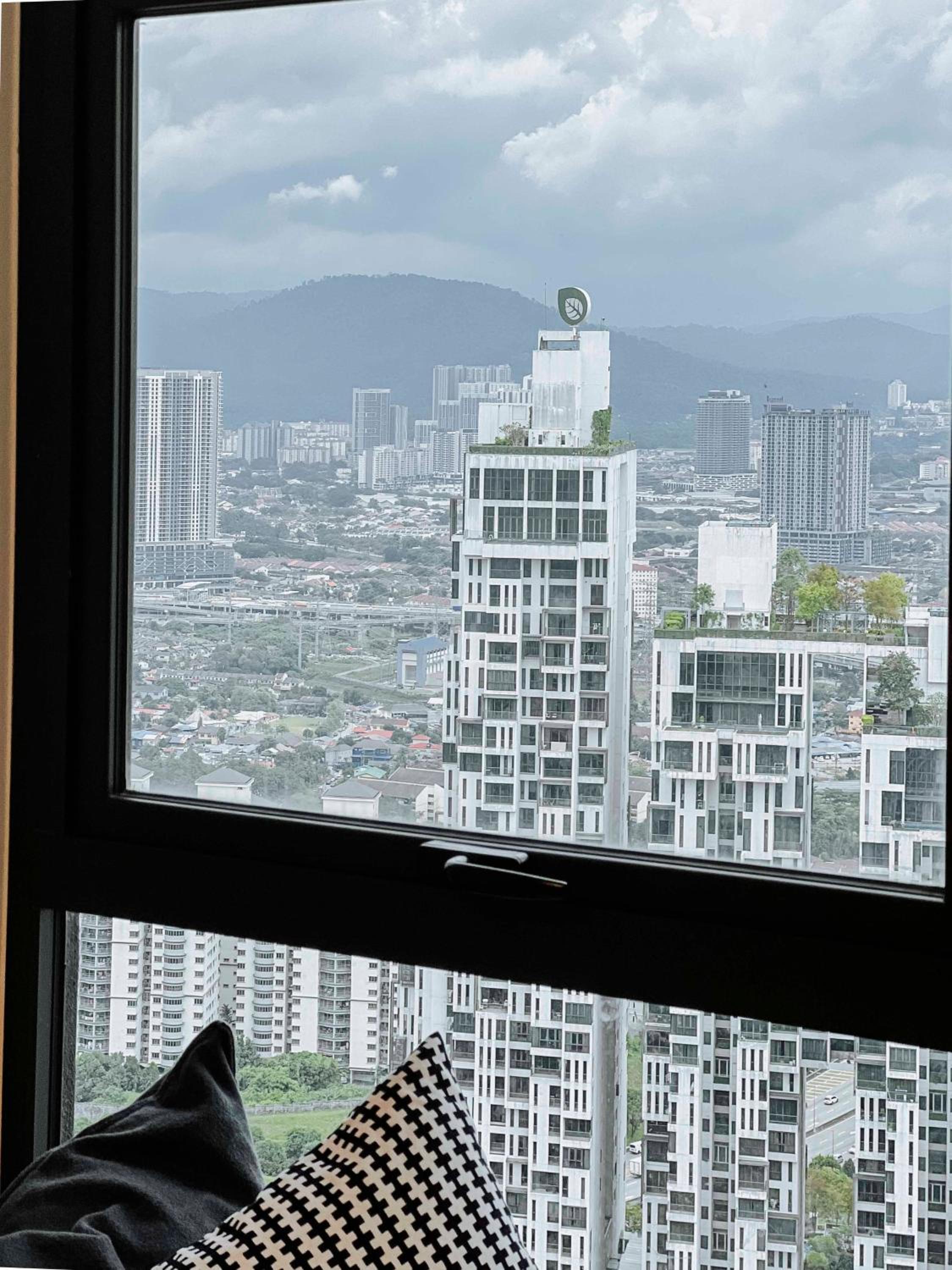 Arte Mont Kiara Luxury Suite with Heated Jacuzzi Pods - Free Parking - Next to MITEC- by The Stay Hub