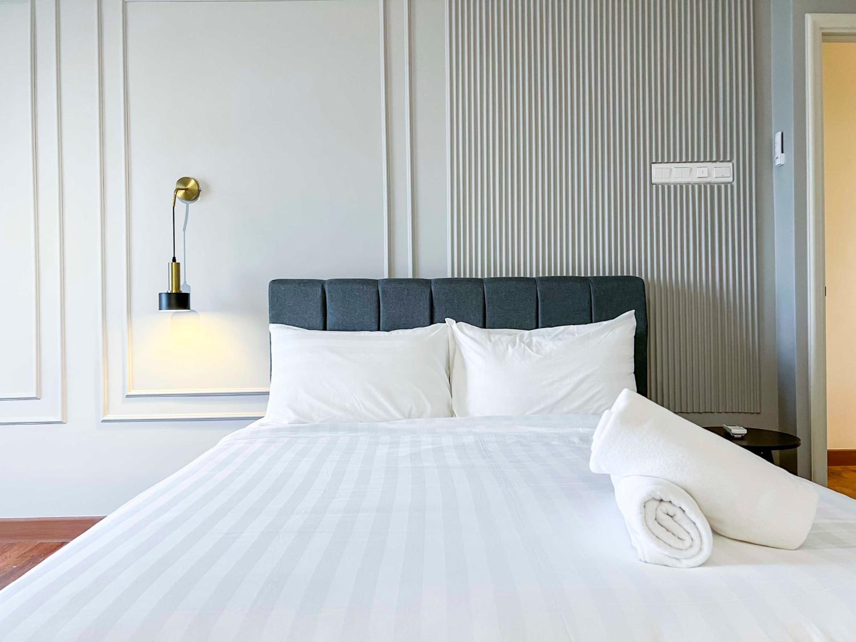 Arte Mont Kiara Luxury Suite with Heated Jacuzzi Pods - Free Parking - Next to MITEC- by The Stay Hub