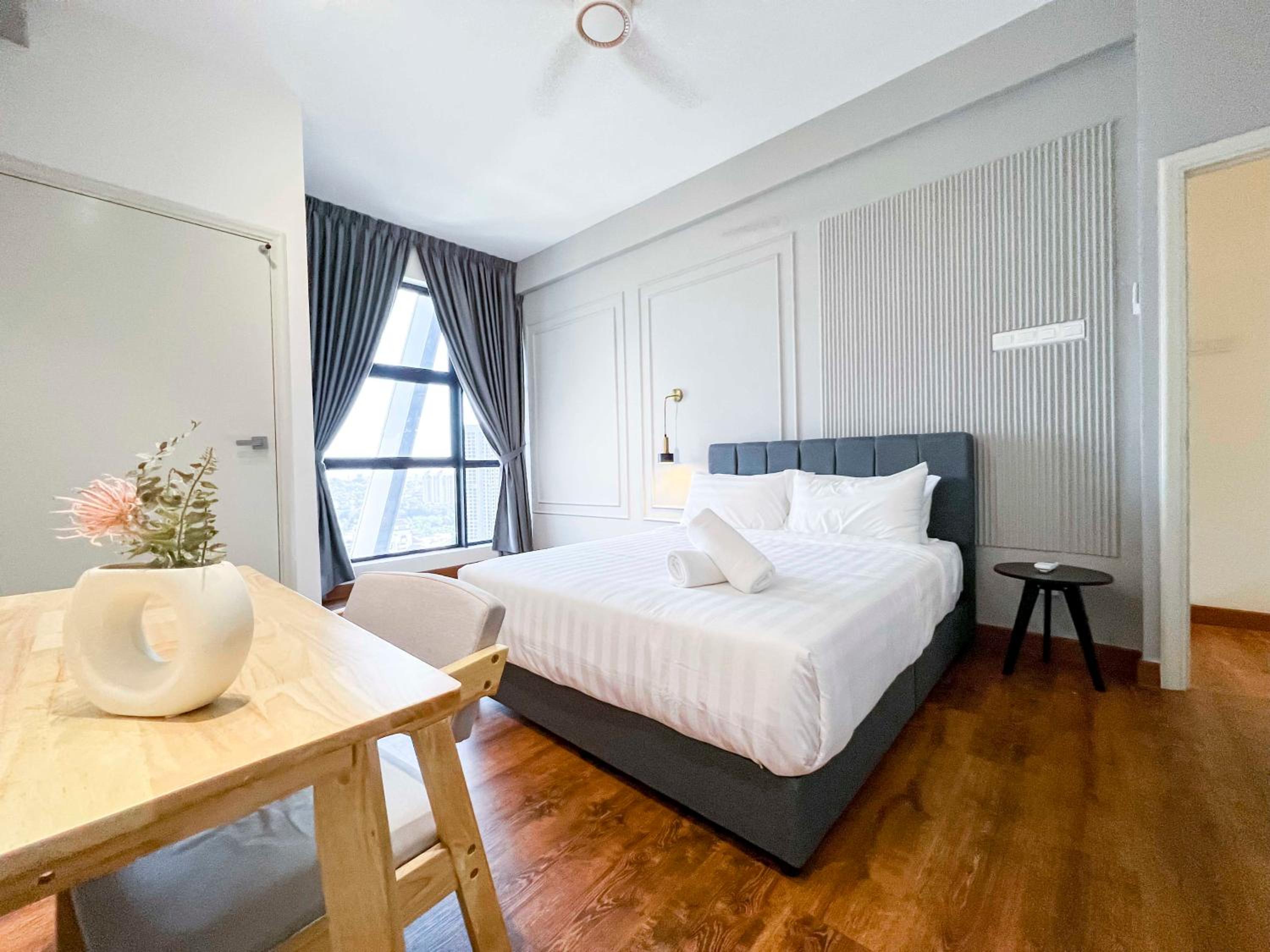 Arte Mont Kiara Luxury Suite with Heated Jacuzzi Pods - Free Parking - Next to MITEC- by The Stay Hub