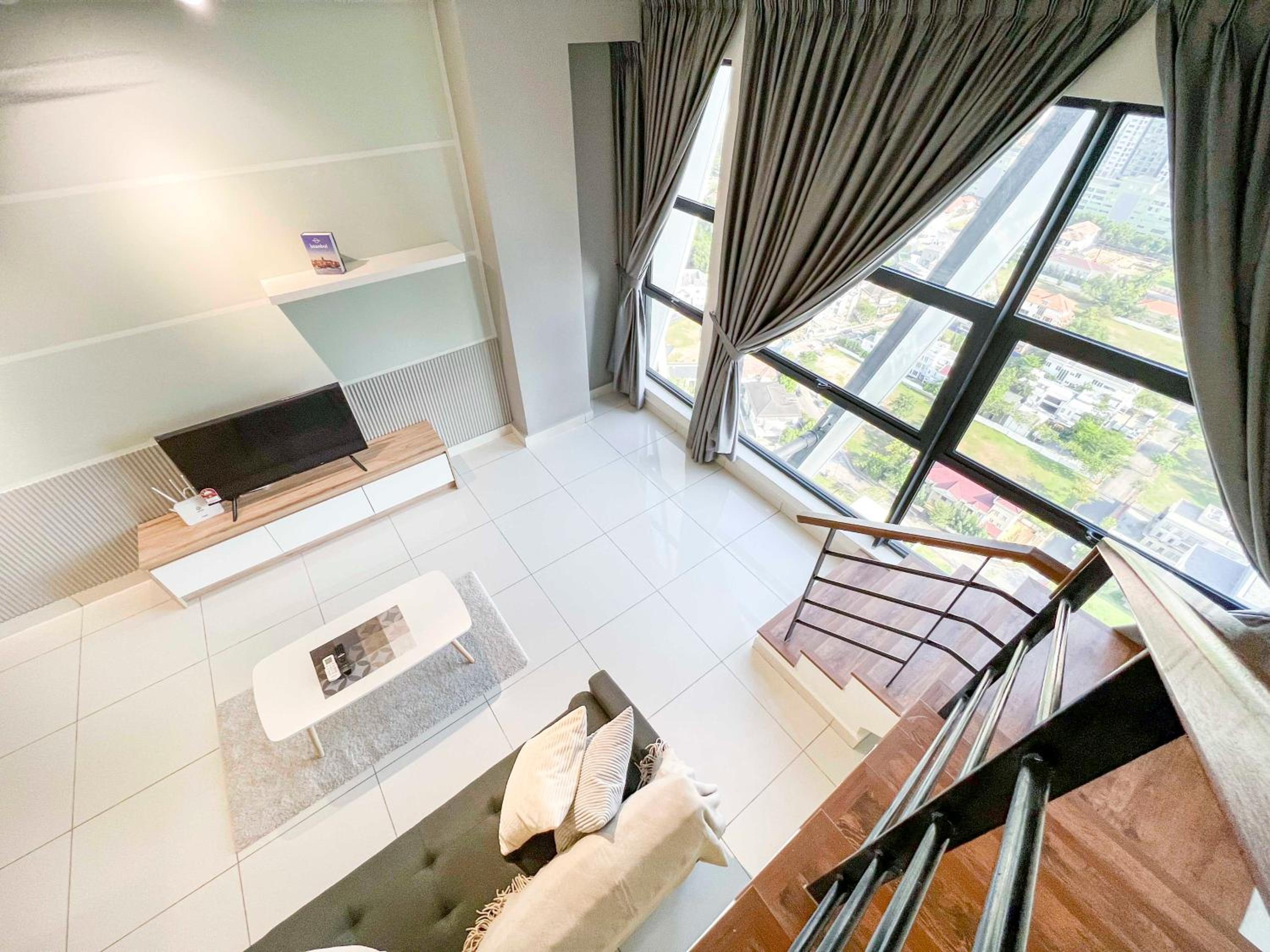 Arte Mont Kiara Luxury Suite with Heated Jacuzzi Pods - Free Parking - Next to MITEC- by The Stay Hub