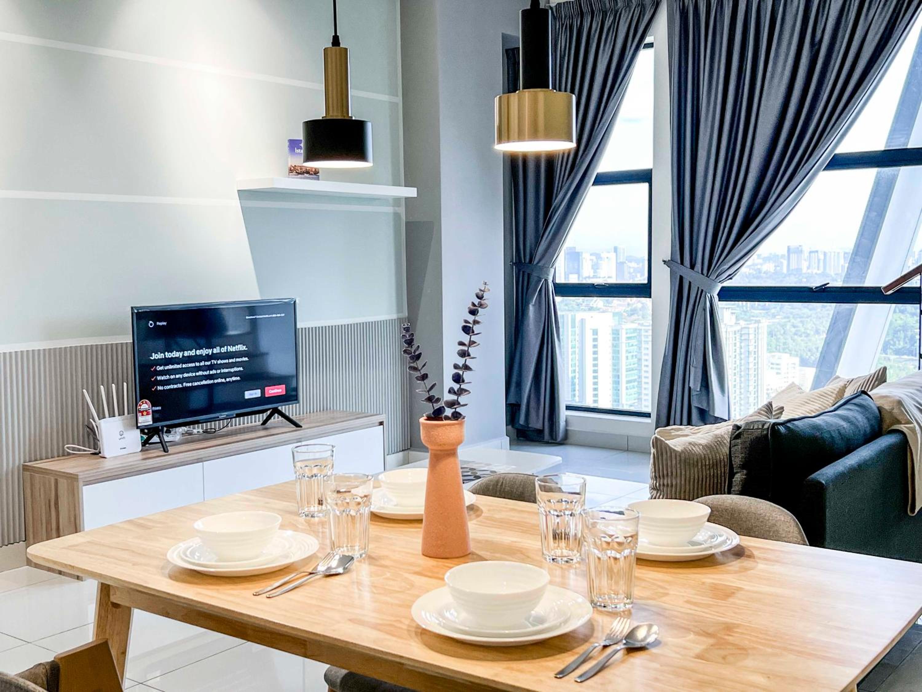 Arte Mont Kiara Luxury Suite with Heated Jacuzzi Pods - Free Parking - Next to MITEC- by The Stay Hub