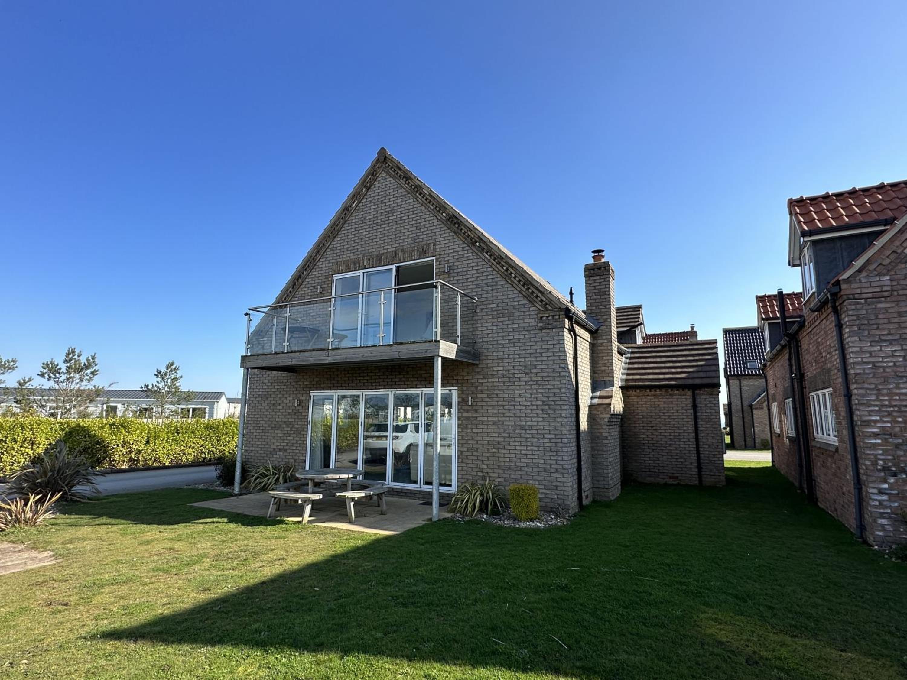 Echo Beach - Sleeps 12 - Part of the The Bay Filey Holiday Village with pool, gym and direct beach access, pub, restaurant, tennis and meadows walks