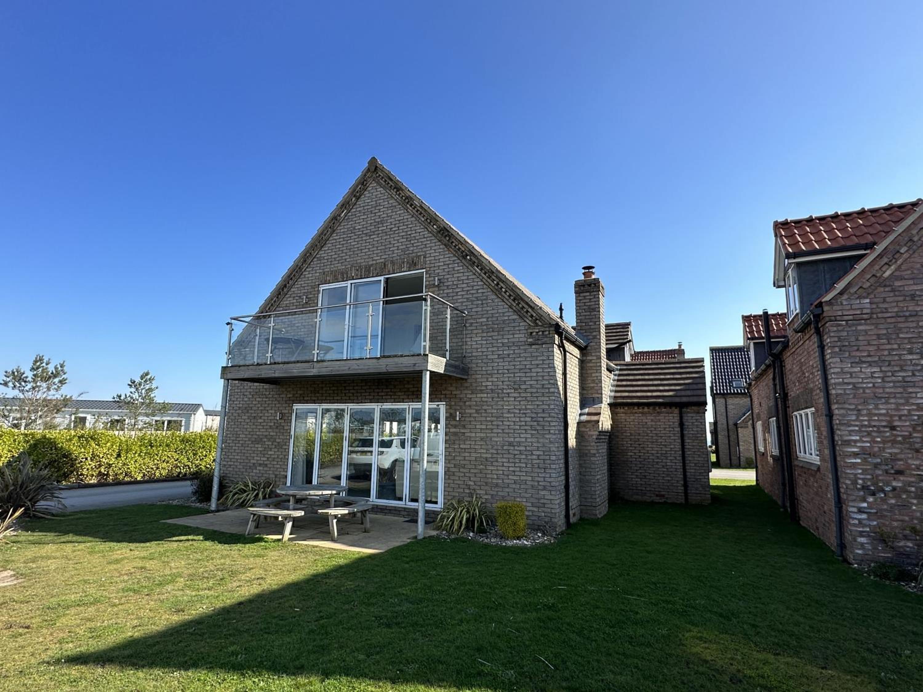 Echo Beach - Sleeps 12 - Part of the The Bay Filey Holiday Village with pool, gym and direct beach access, pub, restaurant, tennis and meadows walks