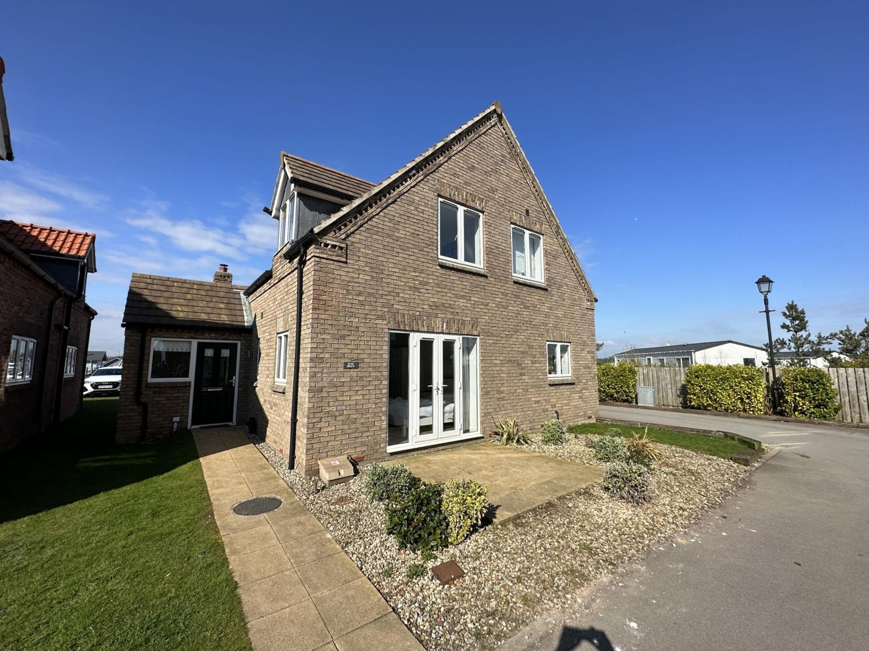 Echo Beach - Sleeps 12 - Part of the The Bay Filey Holiday Village with pool, gym and direct beach access, pub, restaurant, tennis and meadows walks