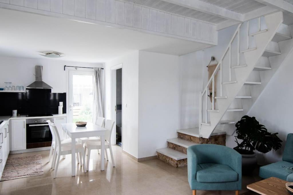 White Wave Villa, 3min walk from beach photo 2