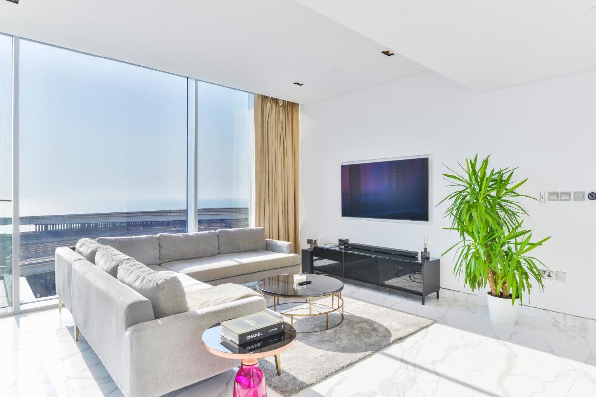 Luxe 3 BR Oceanfront Apt with maids room in the heart of Bluewaters Island