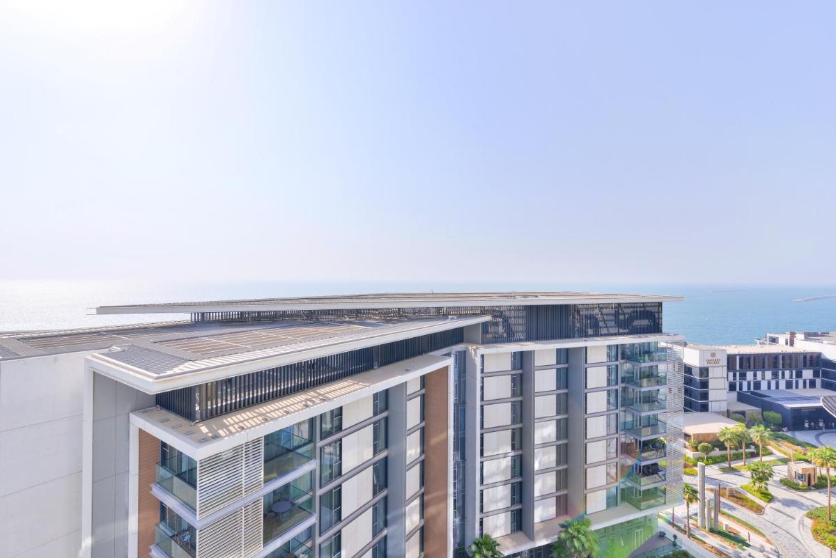 Luxe 3 BR Oceanfront Apt with maids room in the heart of Bluewaters Island