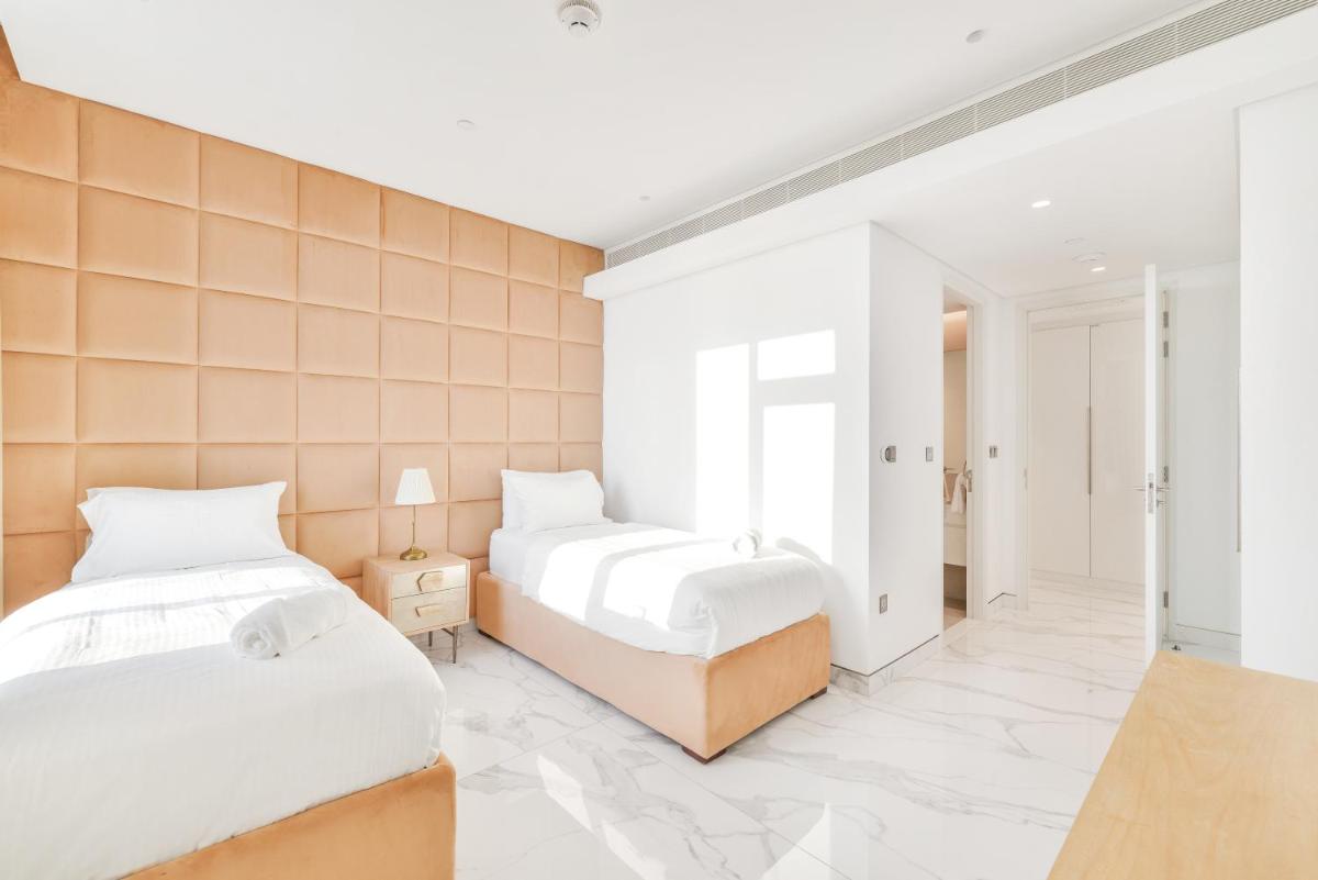Luxe 3 BR Oceanfront Apt with maids room in the heart of Bluewaters Island