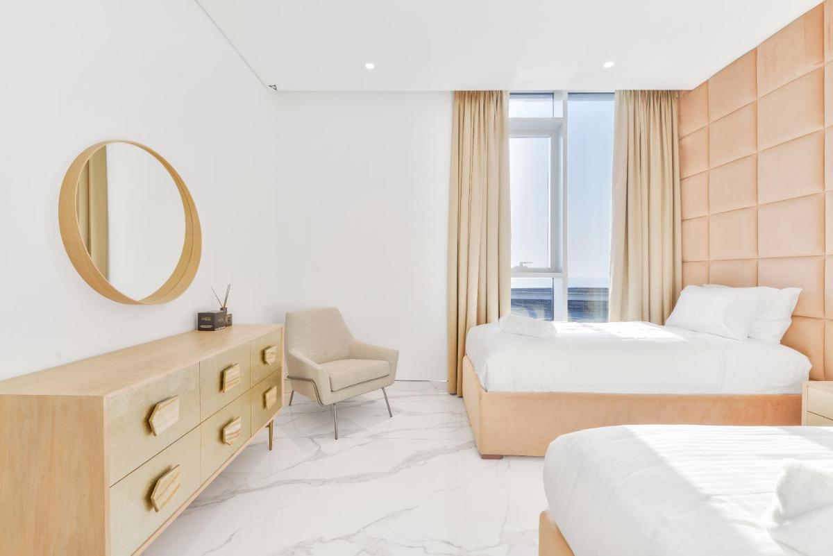 Luxe 3 BR Oceanfront Apt with maids room in the heart of Bluewaters Island