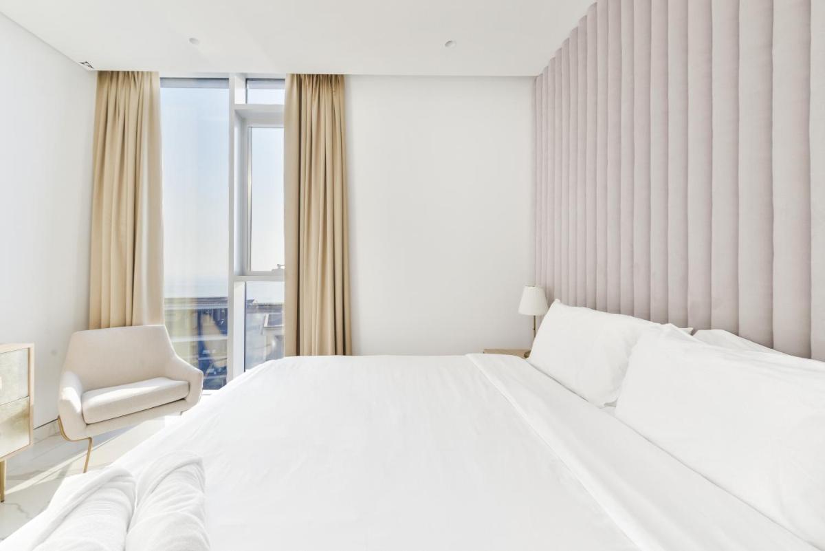 Luxe 3 BR Oceanfront Apt with maids room in the heart of Bluewaters Island