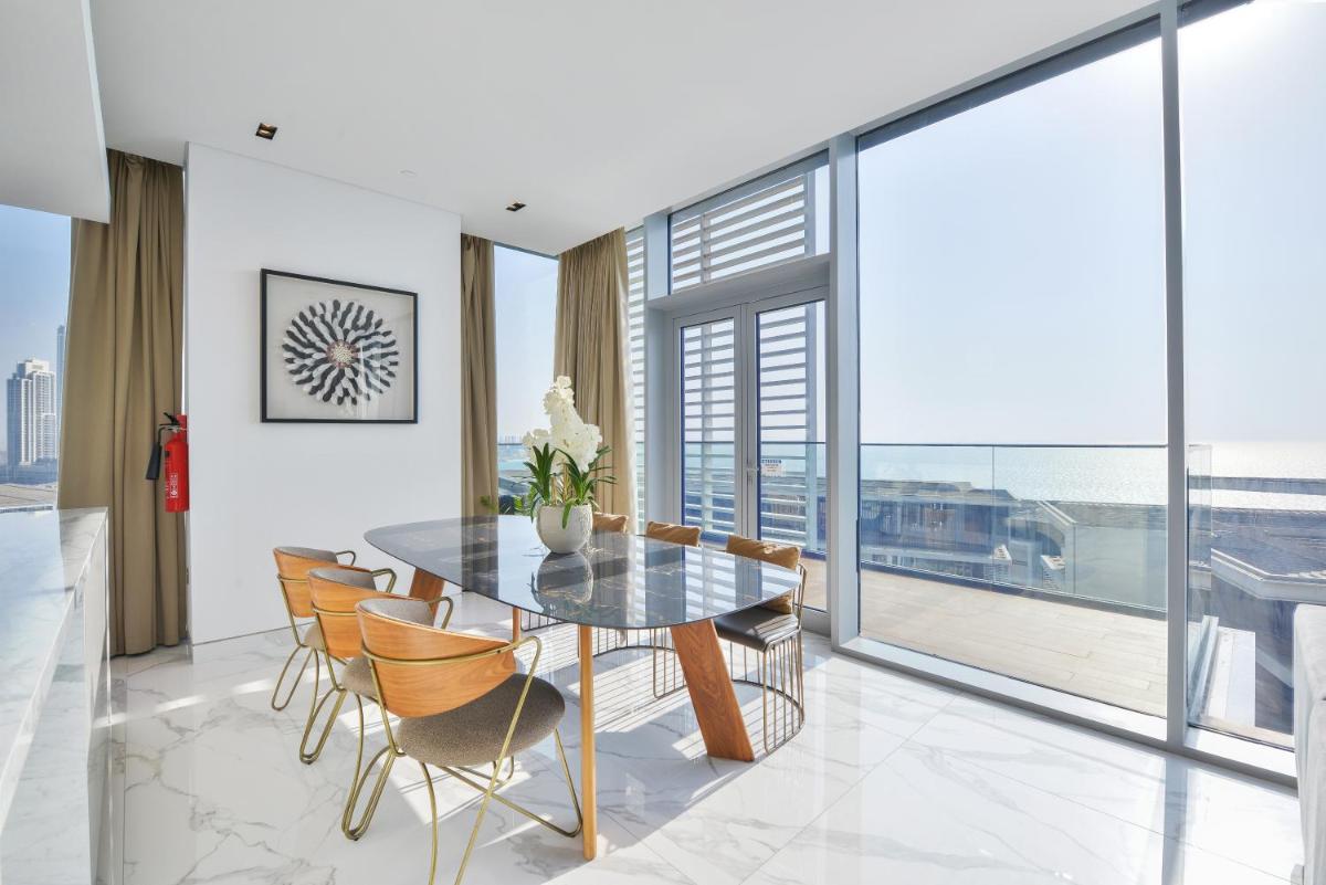 Luxe 3 BR Oceanfront Apt with maids room in the heart of Bluewaters Island