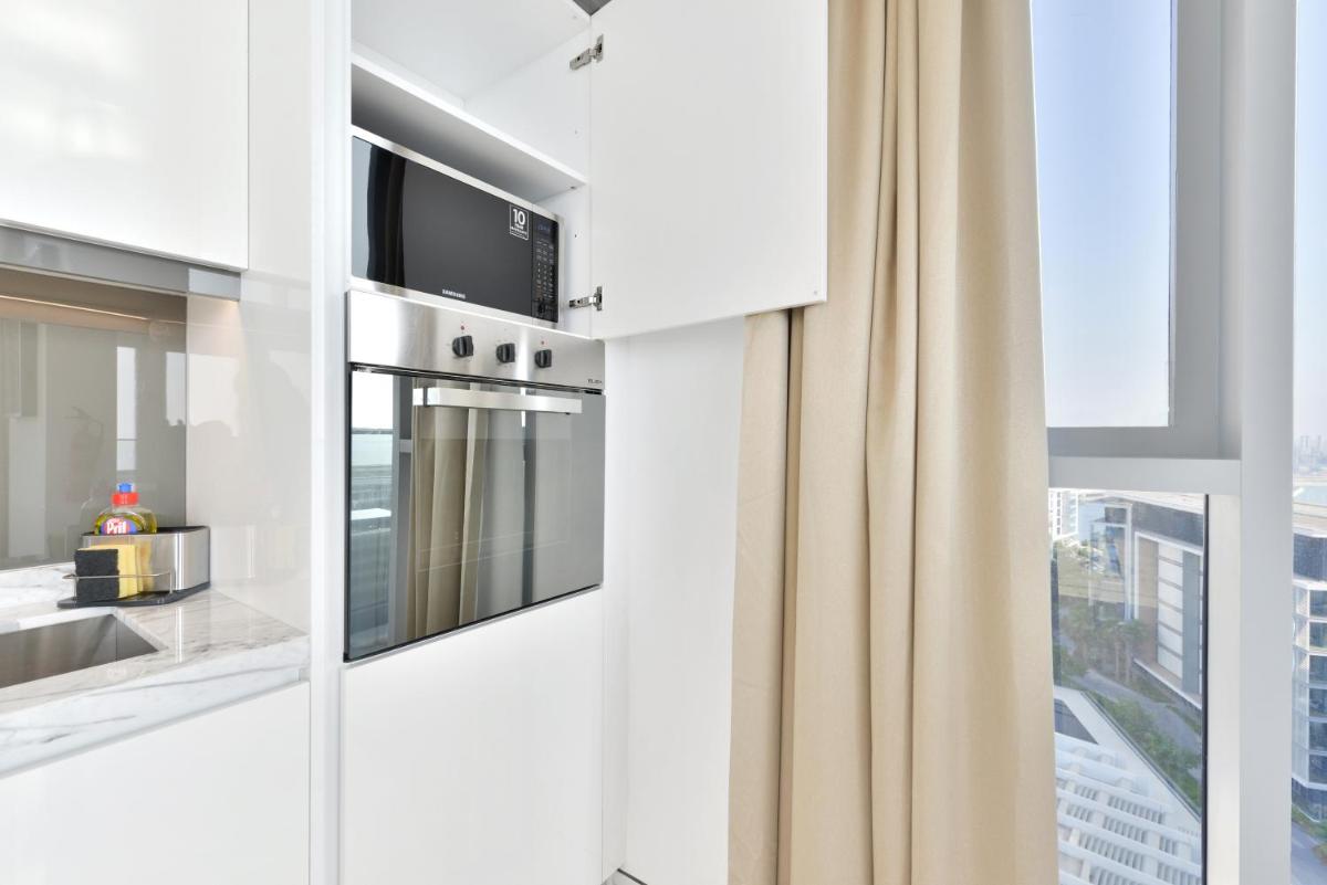 Luxe 3 BR Oceanfront Apt with maids room in the heart of Bluewaters Island