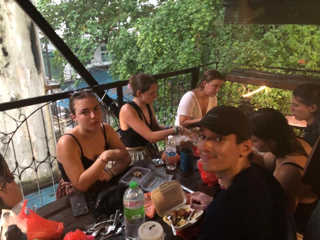 Chinatown Hostel by Mingle - Rooftop Private Jacuzzi with Bar