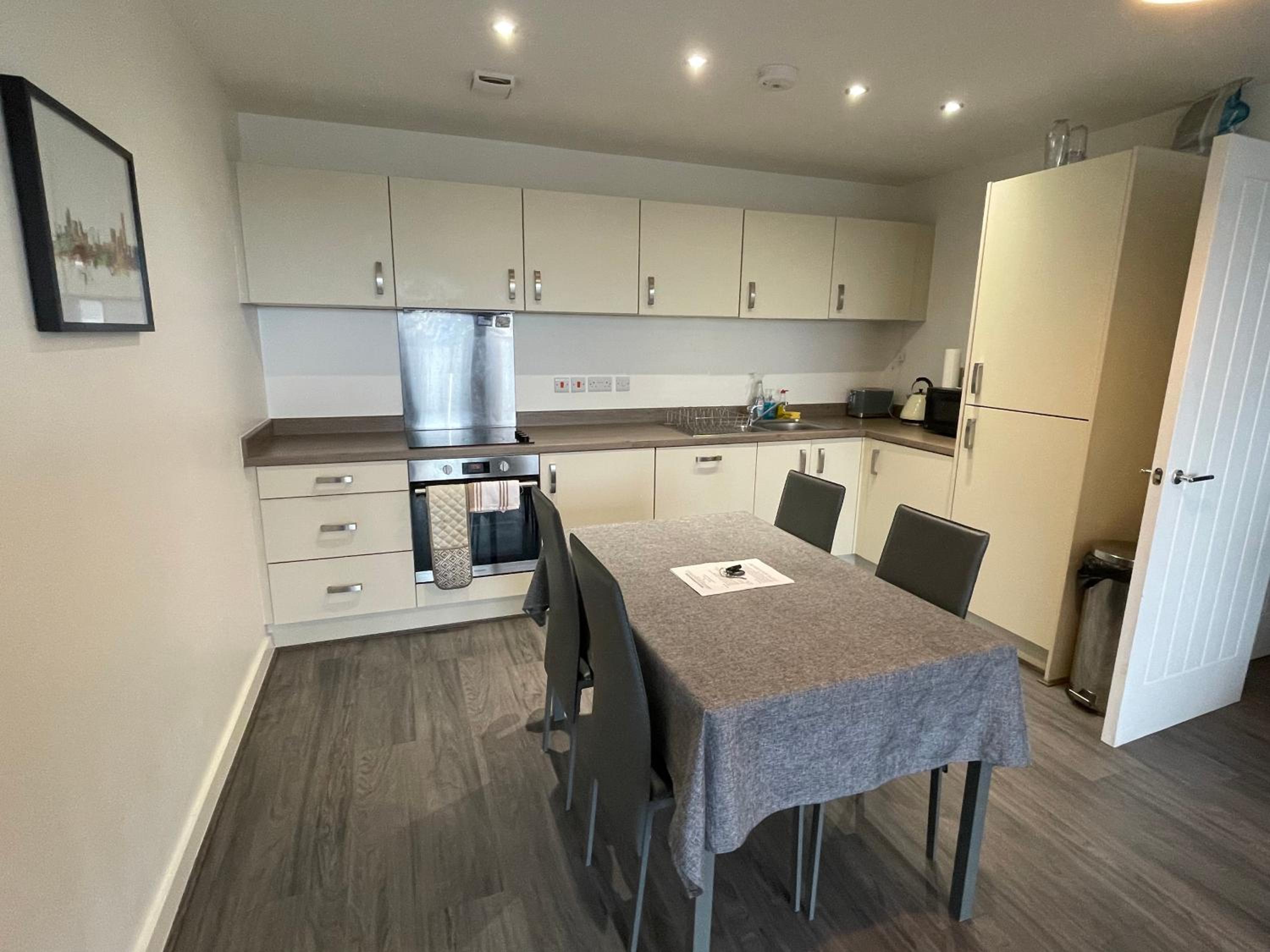 Balcony Marina Apartment With City Skyline Views - Free Secure Parking view 2