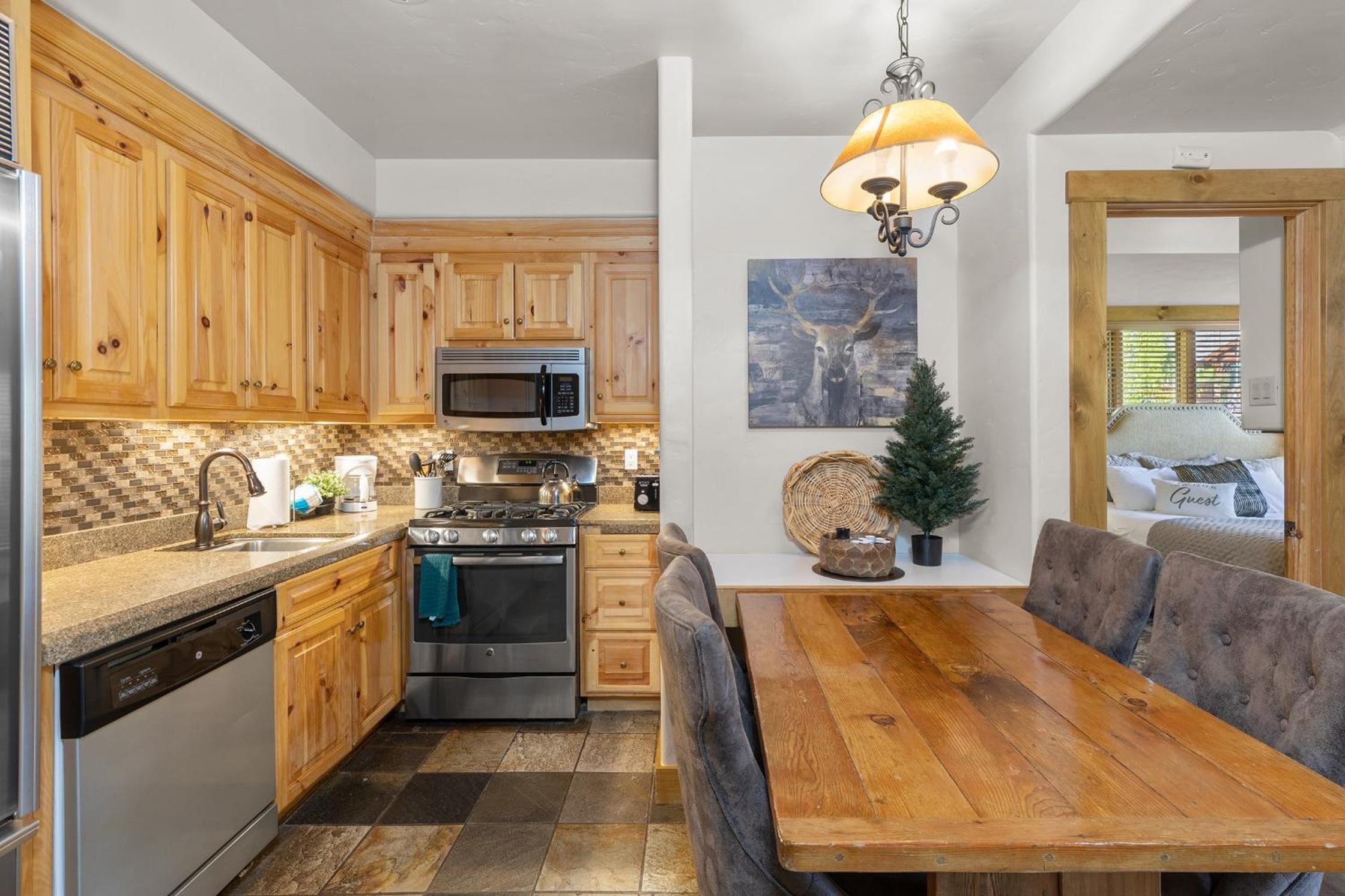 2BR Mountain Lodge Luxury Skiin out Best Amenities view 3