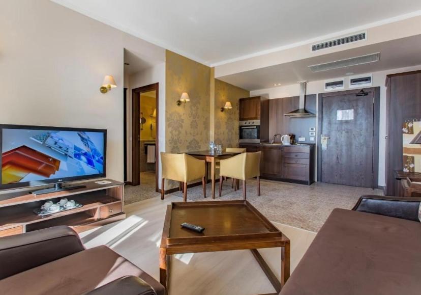 Reina Apart Barcelo Beach