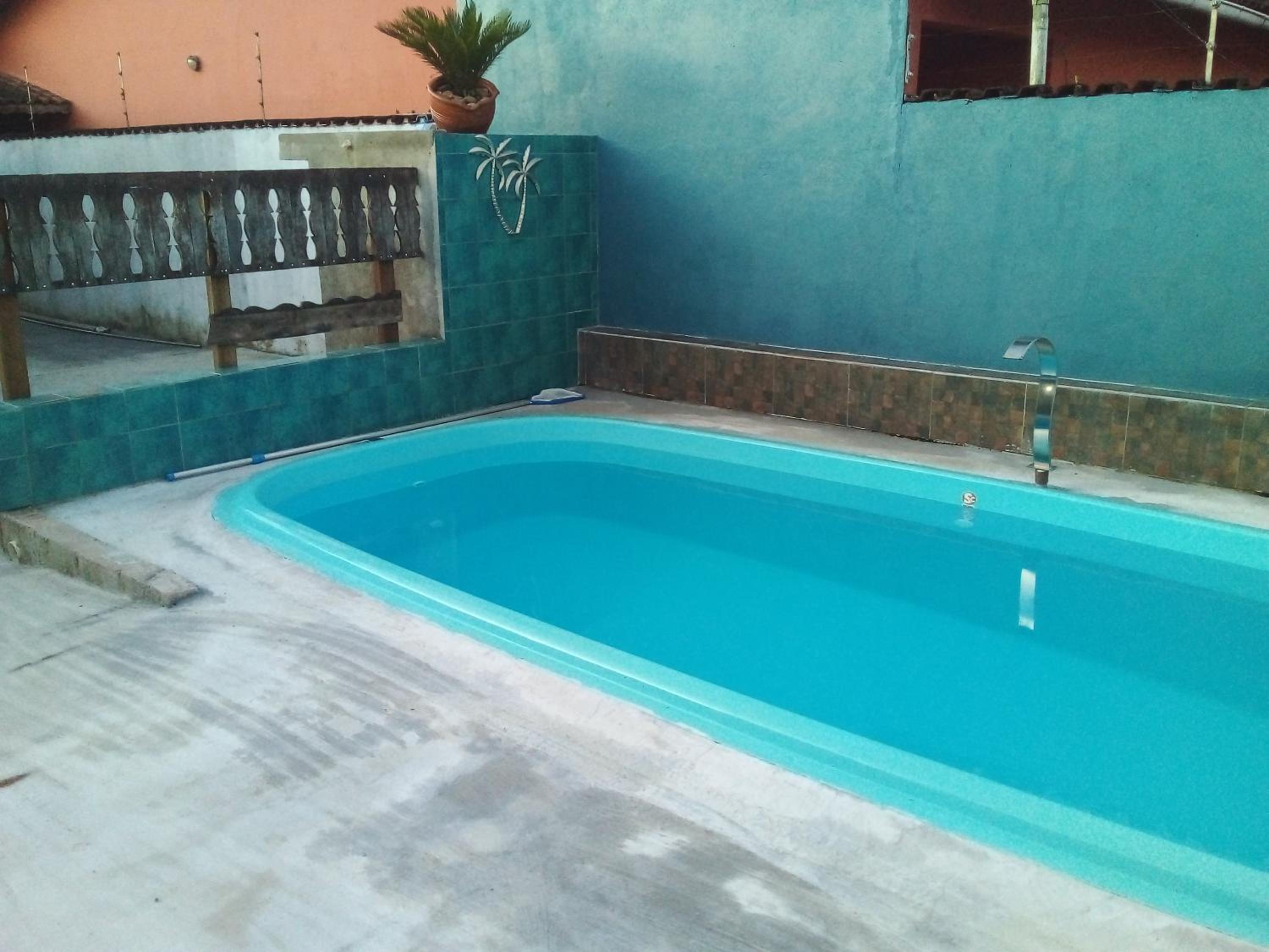 Casa familiar quarto, cozinha, banheiro e piscina a praia está a 700 metros