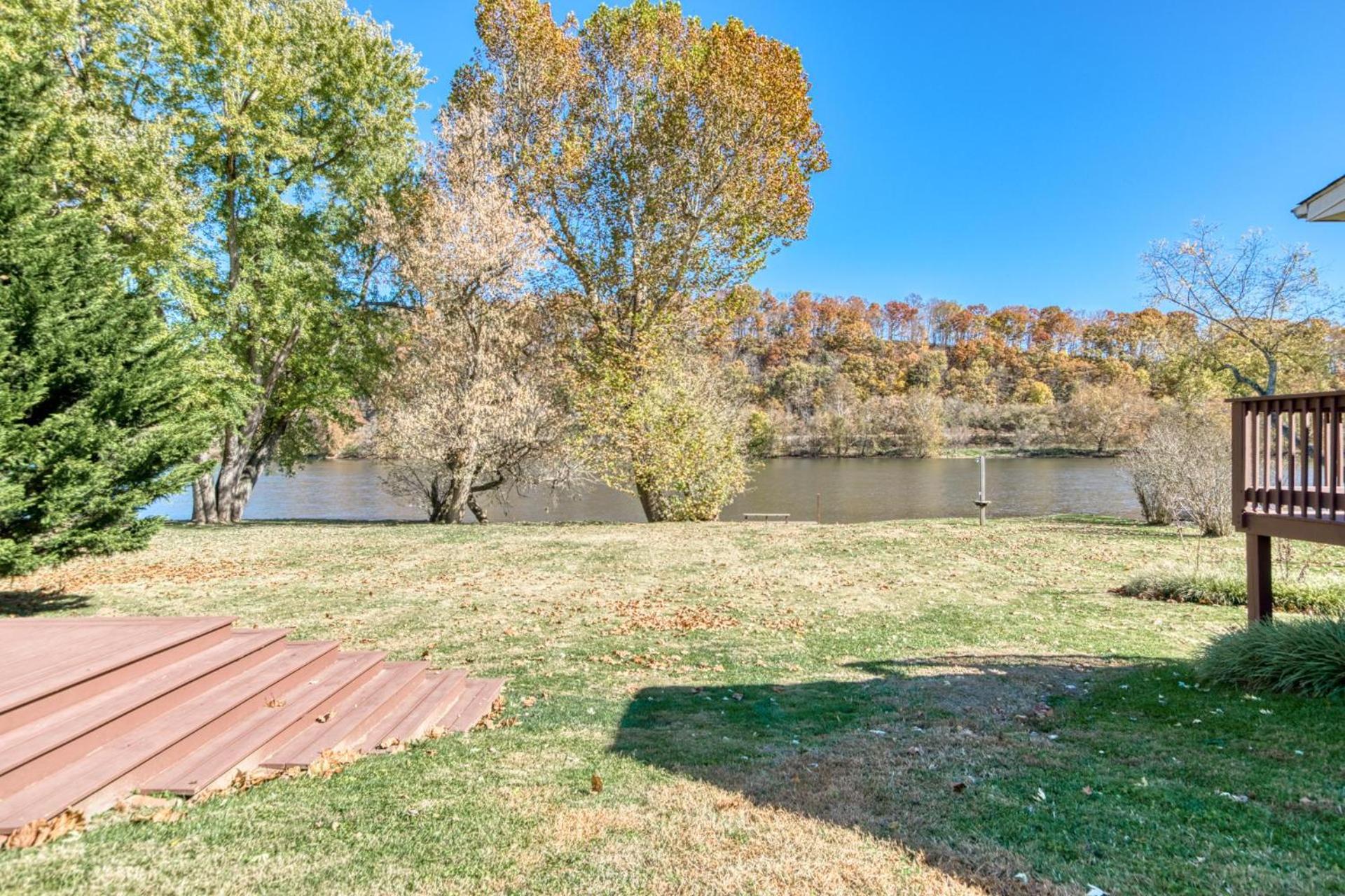 New River Riverfront , Hot Tub & Canoes, Trophy Muskie Fishing , Near VT view 5