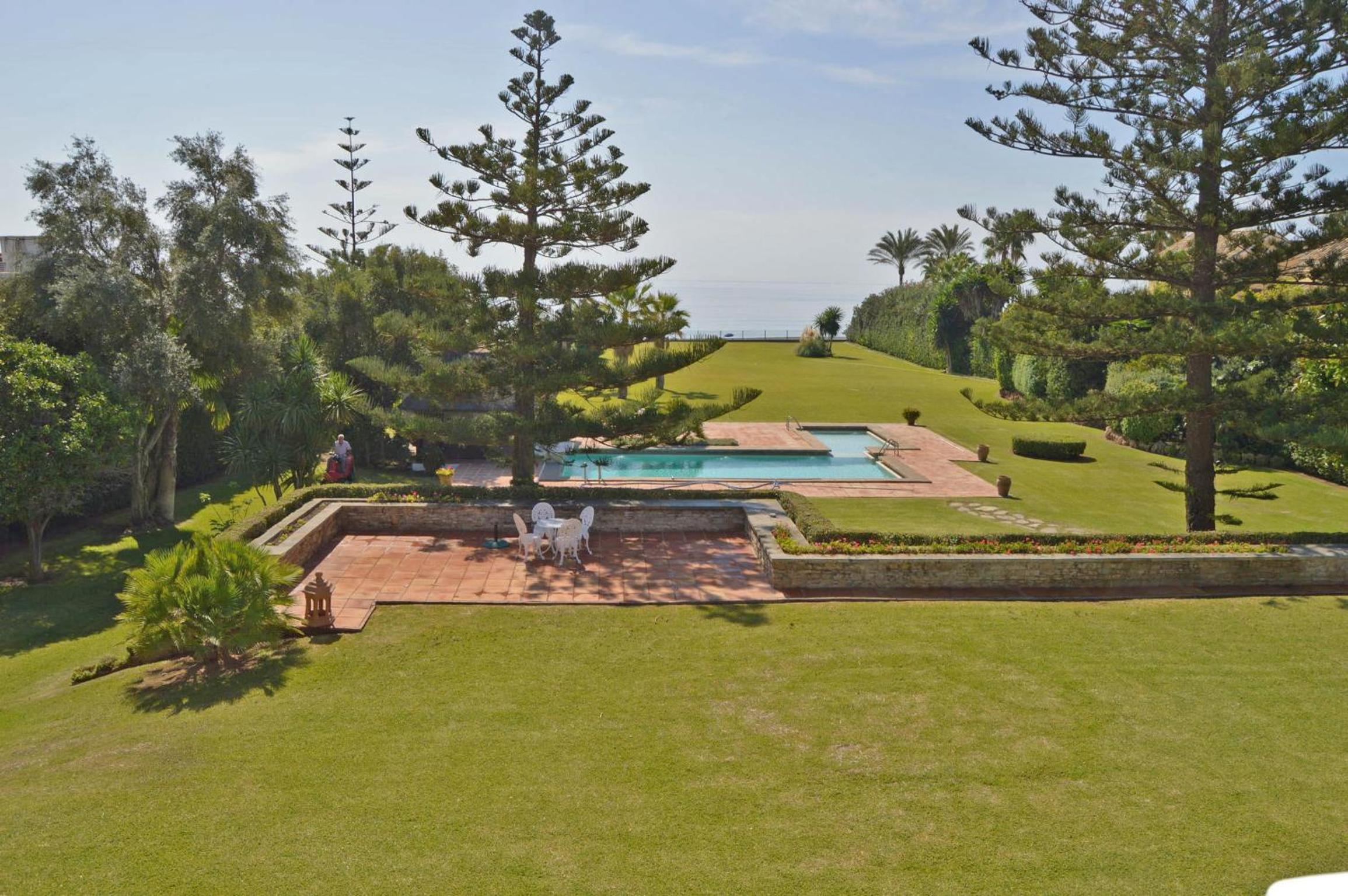 Amazing Beachfront Villa heated pool Marbella