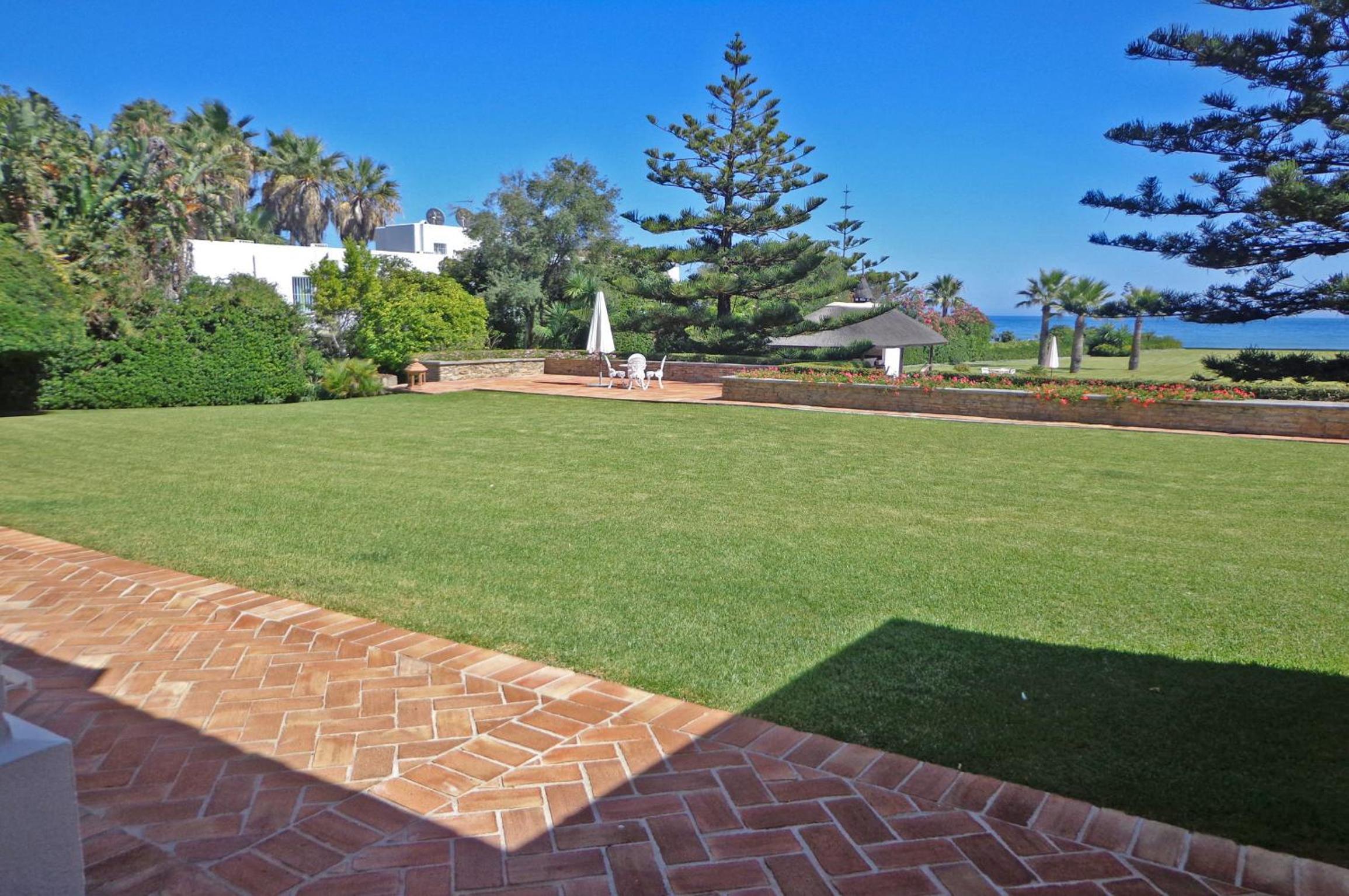 Amazing Beachfront Villa heated pool Marbella