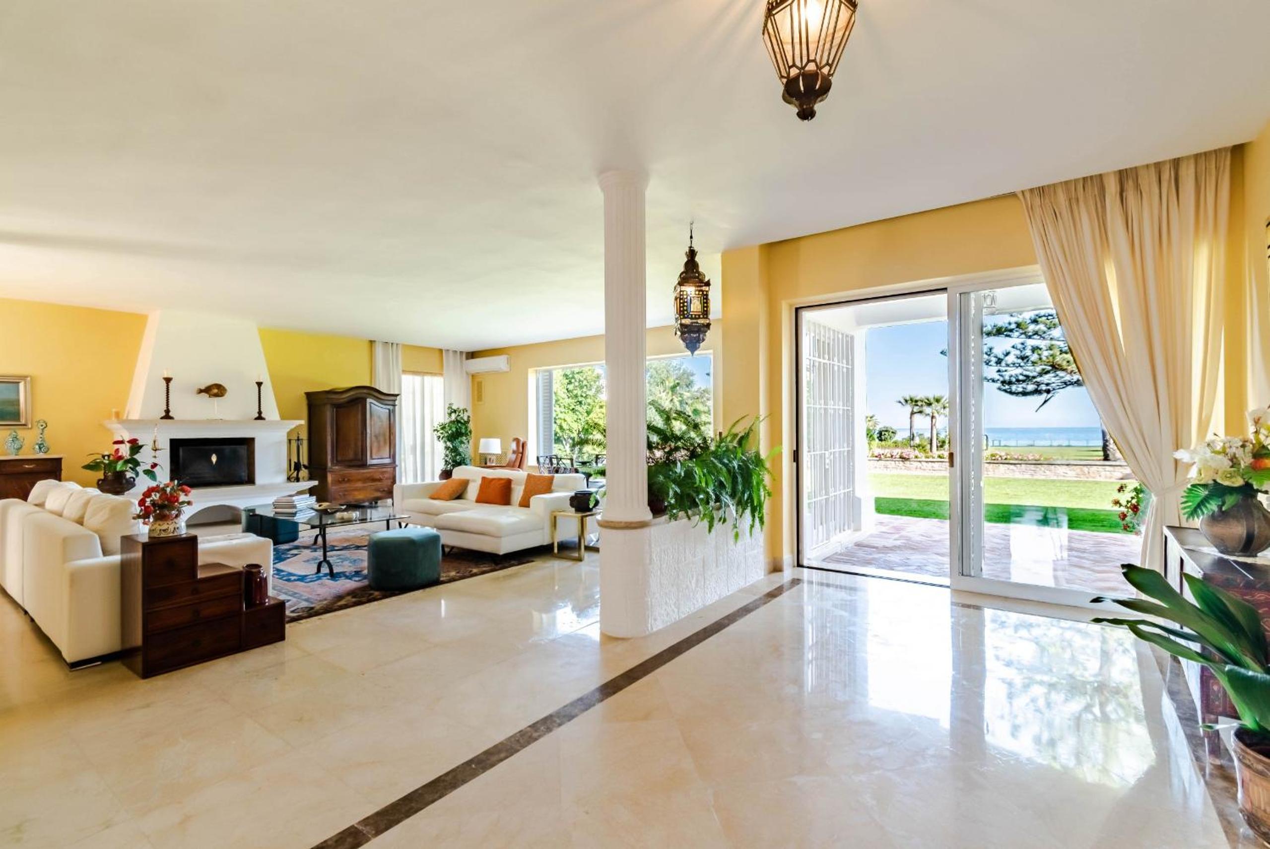Amazing Beachfront Villa heated pool Marbella