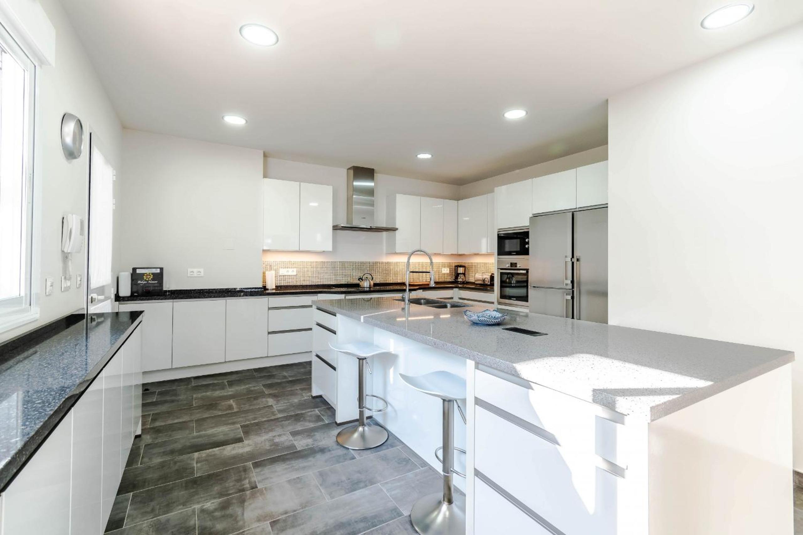 Amazing Beachfront Villa heated pool Marbella
