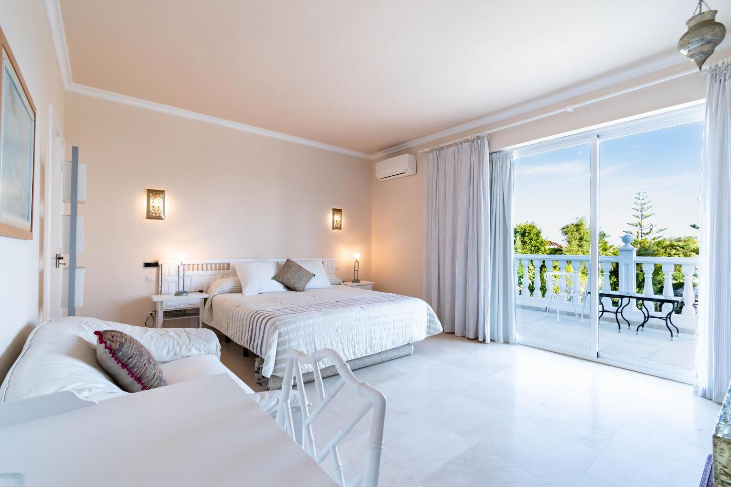 Amazing Beachfront Villa heated pool Marbella
