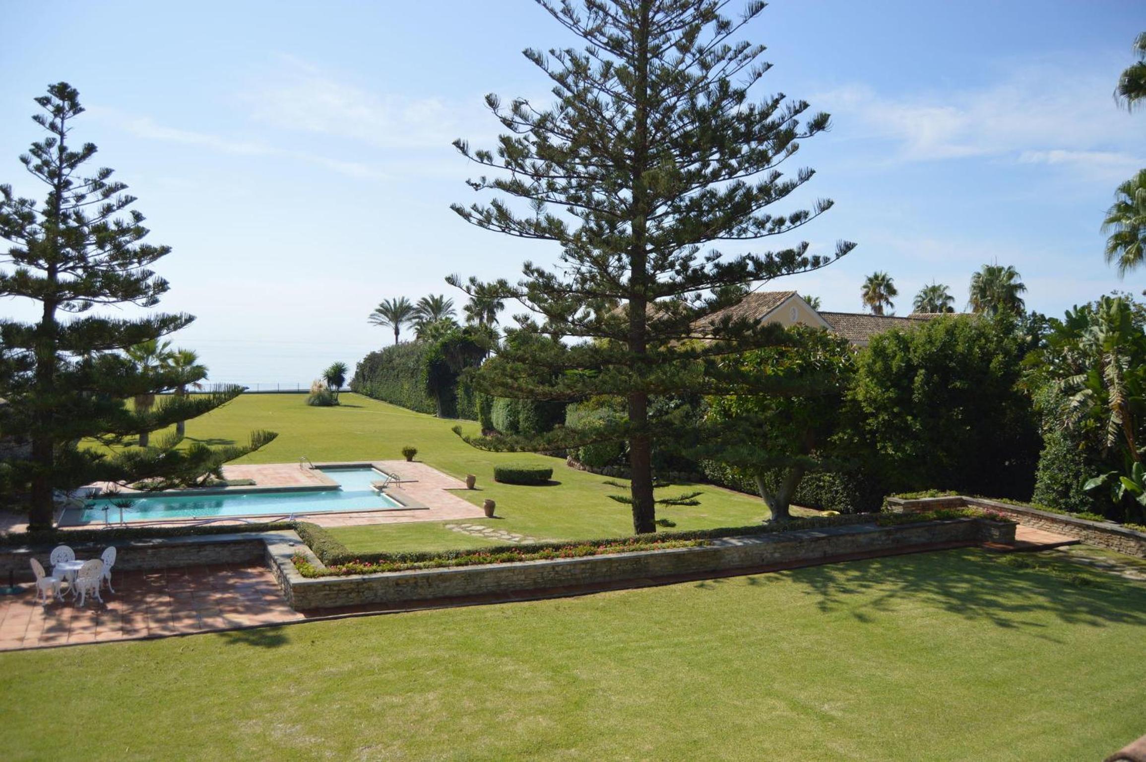 Amazing Beachfront Villa heated pool Marbella