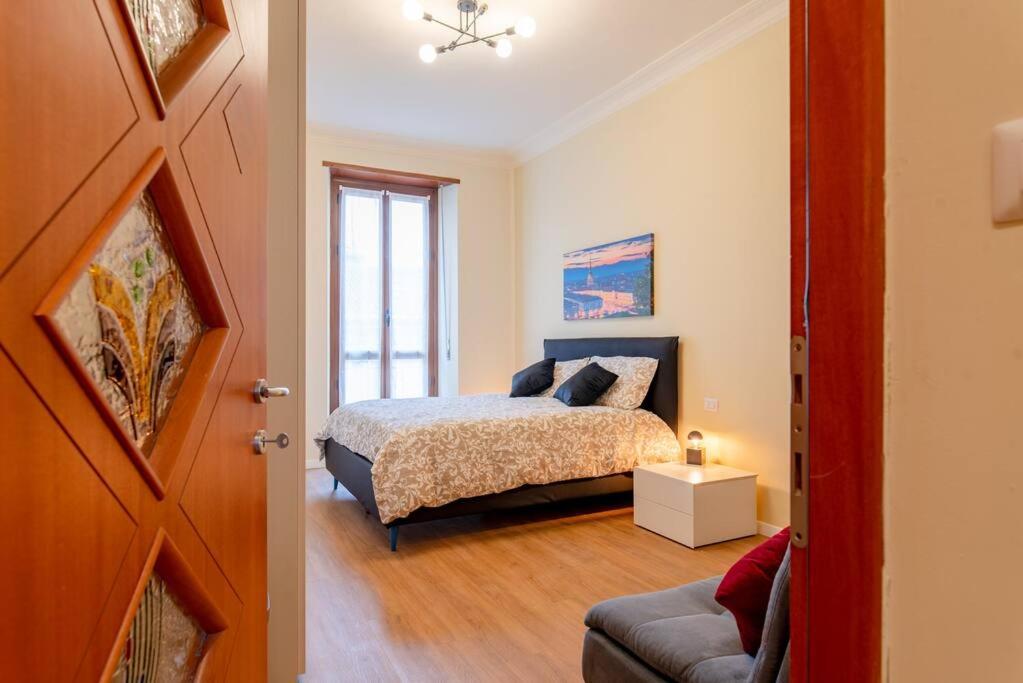 Central cozy apartment close to Metro view 4