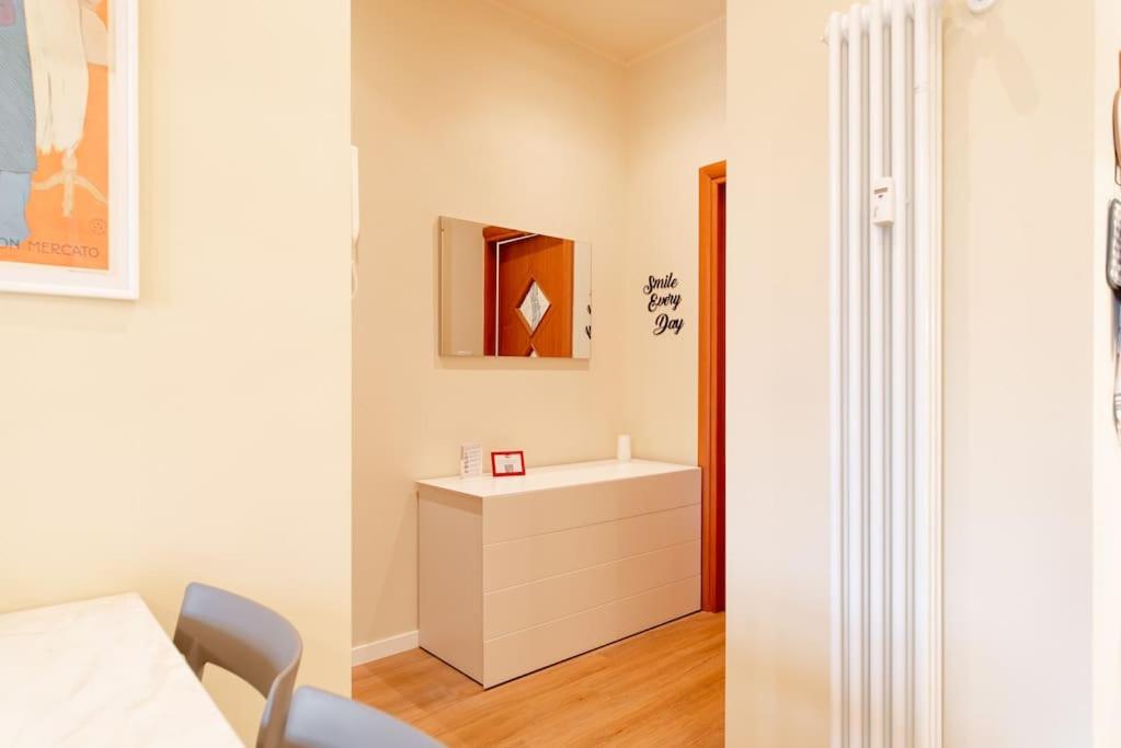 Central cozy apartment close to Metro view 5