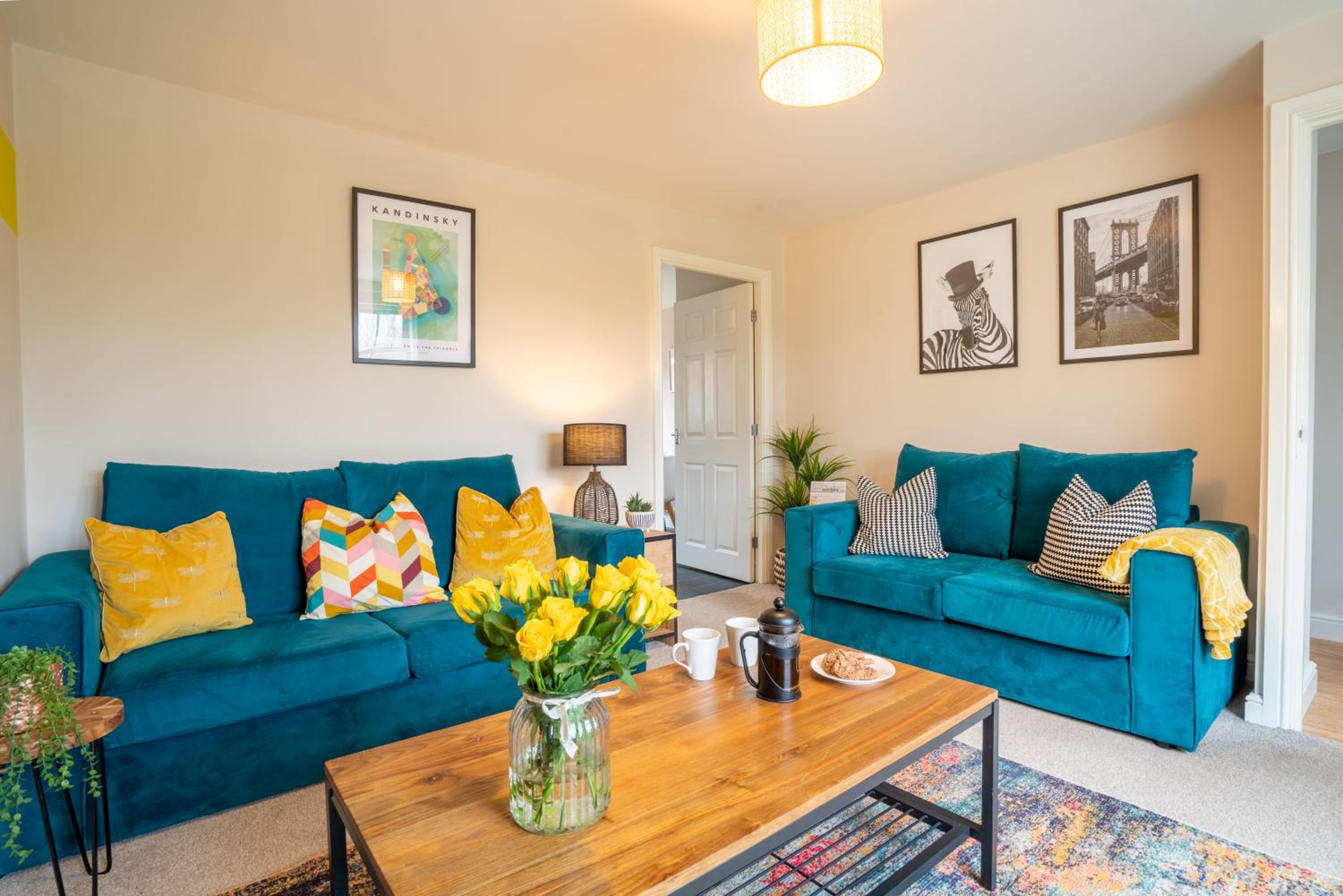 Central location -3 Beds, 2 baths , off-street parking, fast Wifi, sleeps 7 view 4