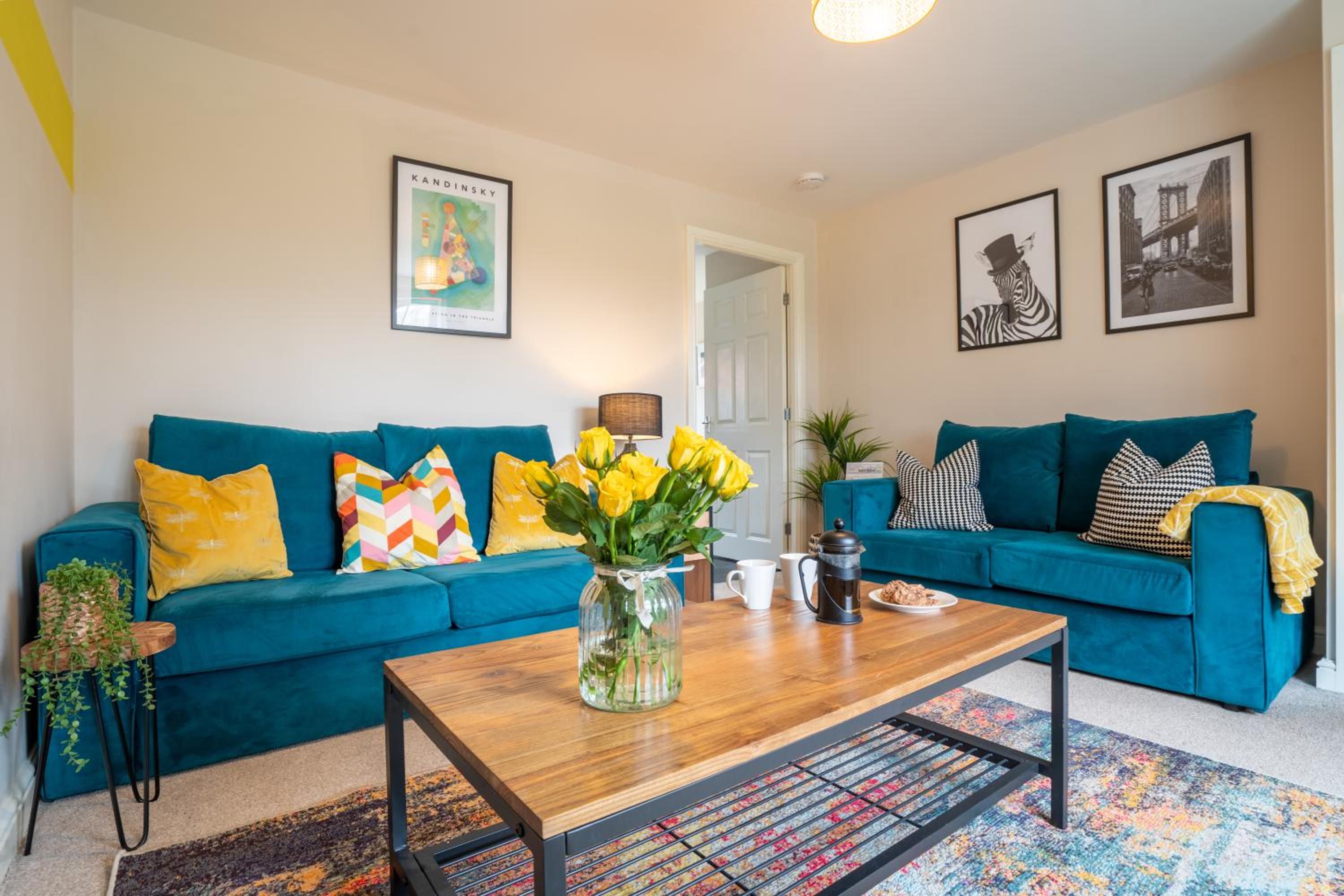 Central location -3 Beds, 2 baths , off-street parking, fast Wifi, sleeps 7 view 5