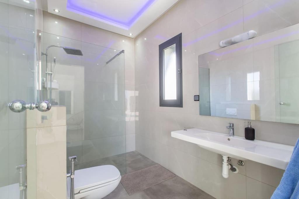 Villa Coquelicot, modern style avec jacuzzi, piscine Chauffée view 2