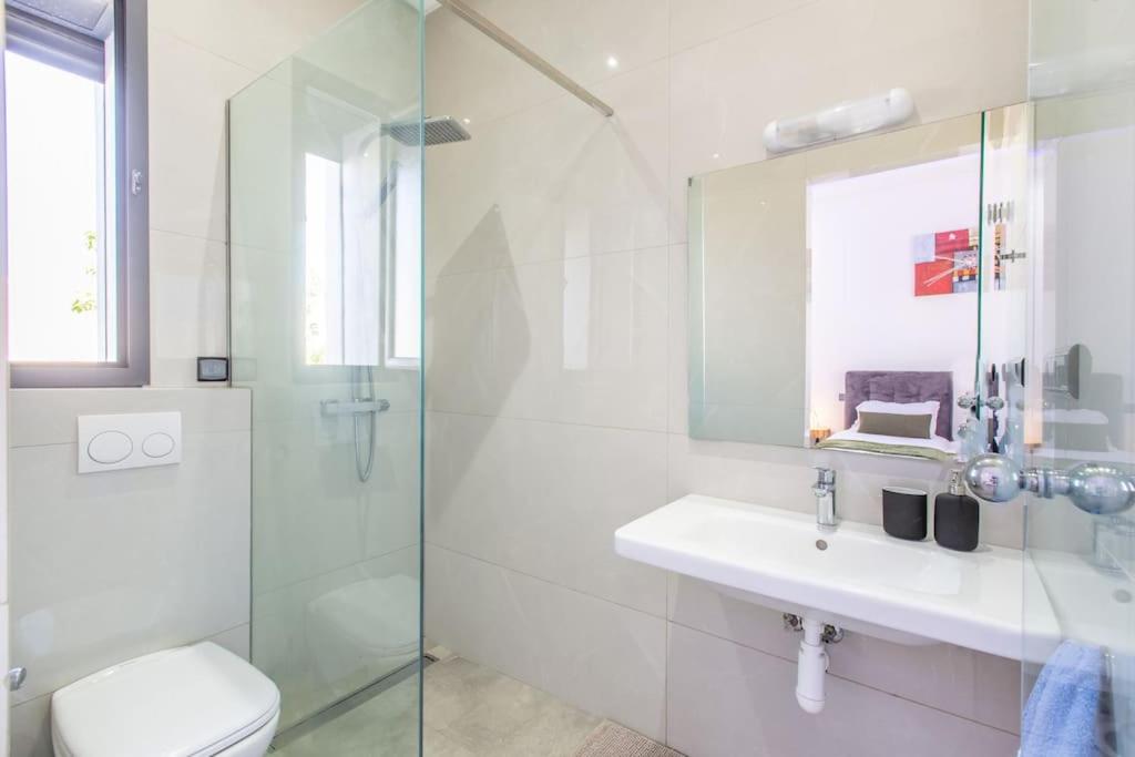 Villa Coquelicot, modern style avec jacuzzi, piscine Chauffée view 3