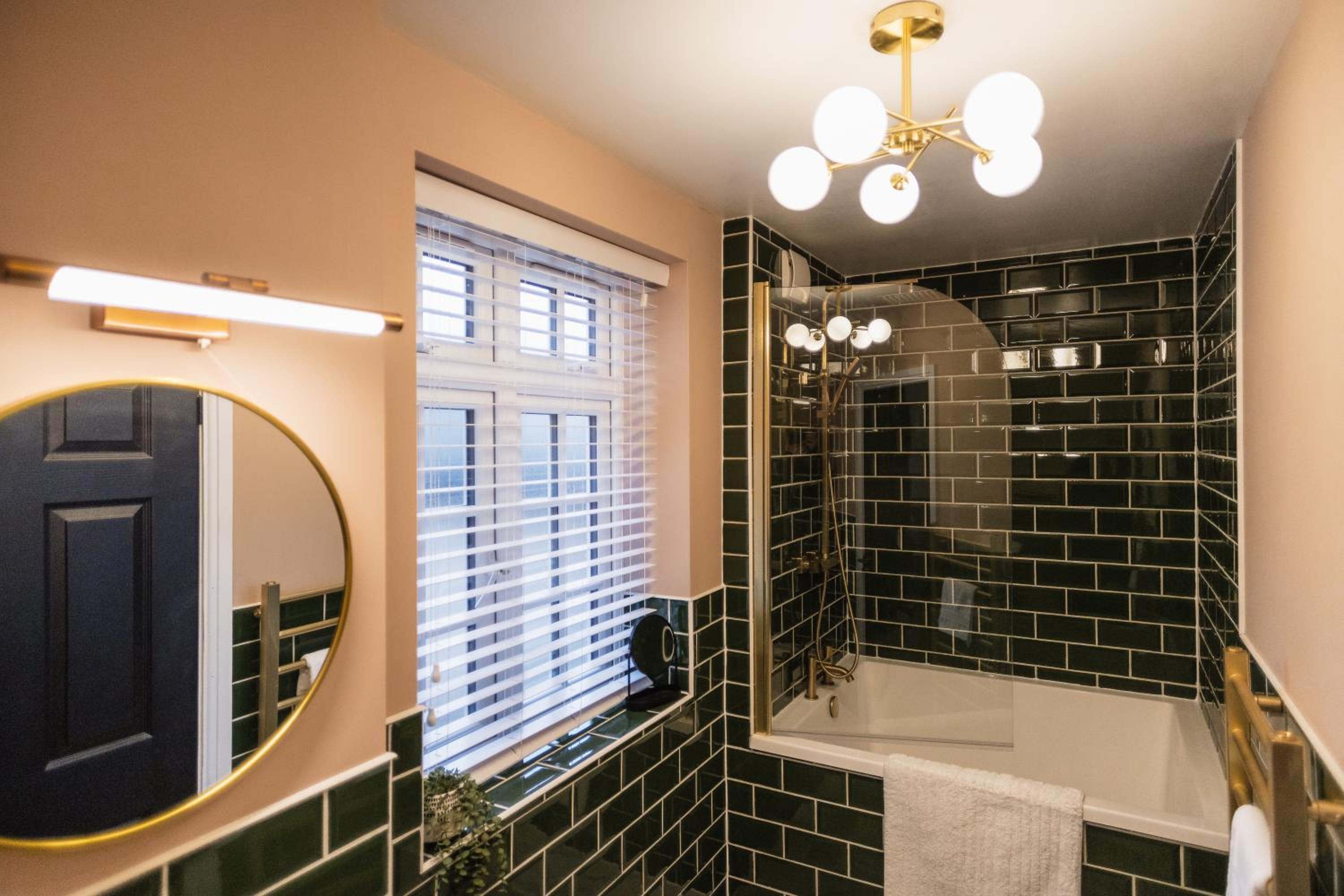 The Old Coach House, Gorgeous 3 Bed, Central, Modern, Parking, King Bed, HUGE Bath view 5