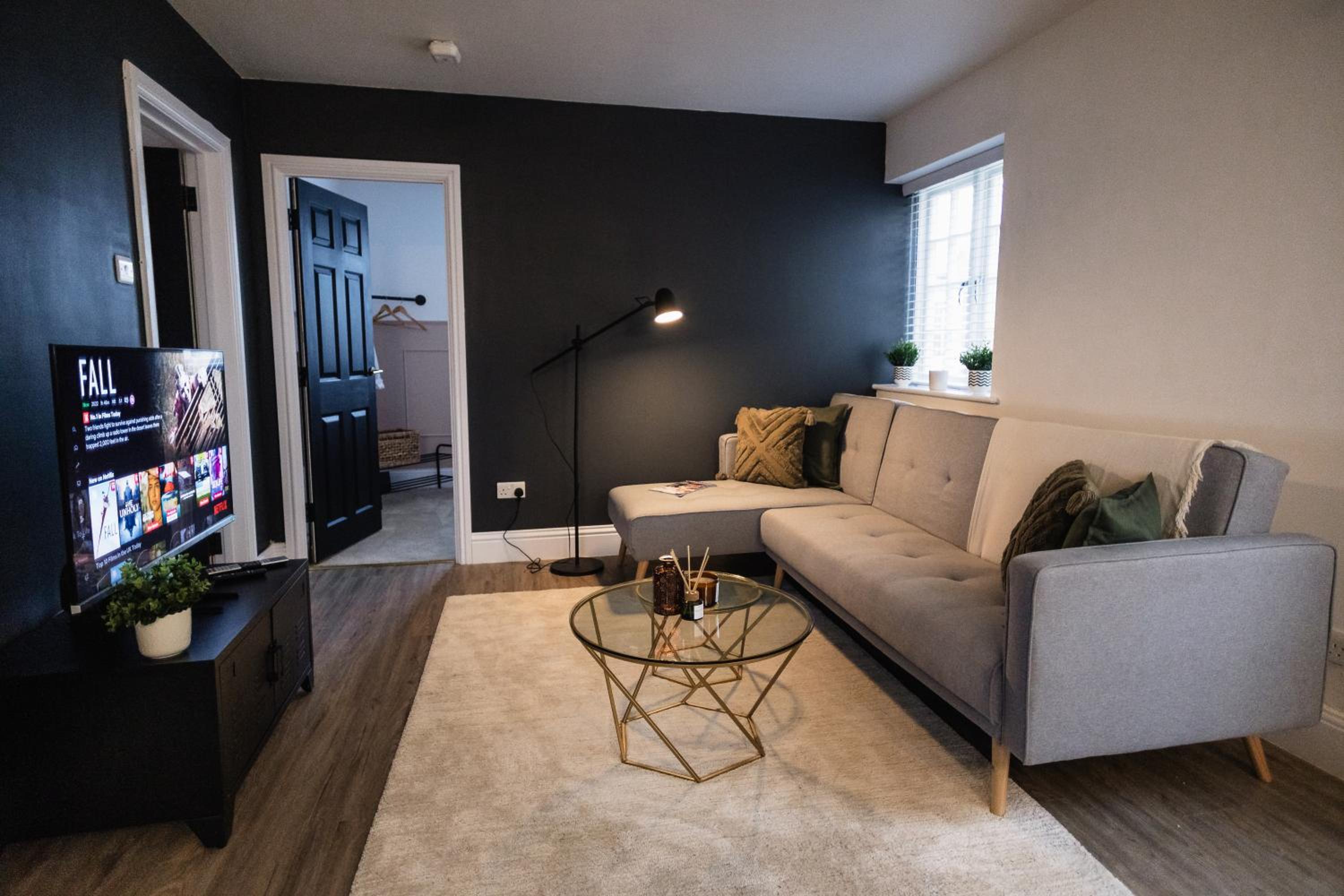 The Old Coach House, Gorgeous 3 Bed, Central, Modern, Parking, King Bed, HUGE Bath view 2