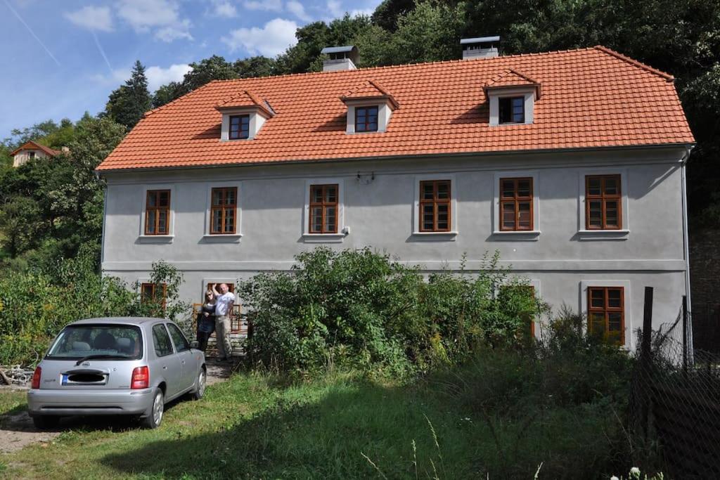 Kamenný dům s výhledem na zámek 20km od Prahy