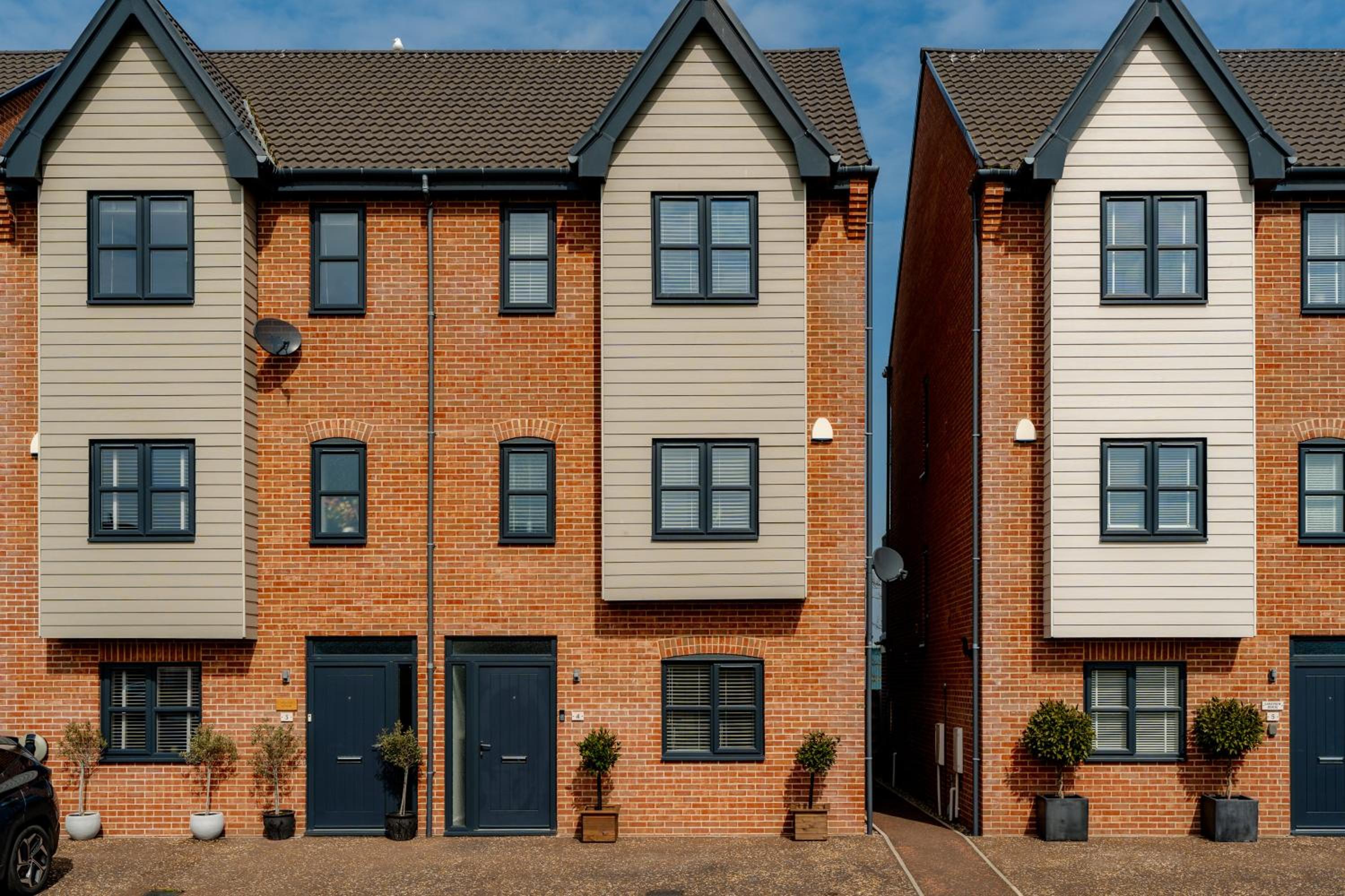 Large Modern Scenic 4 Bedroom Townhouse