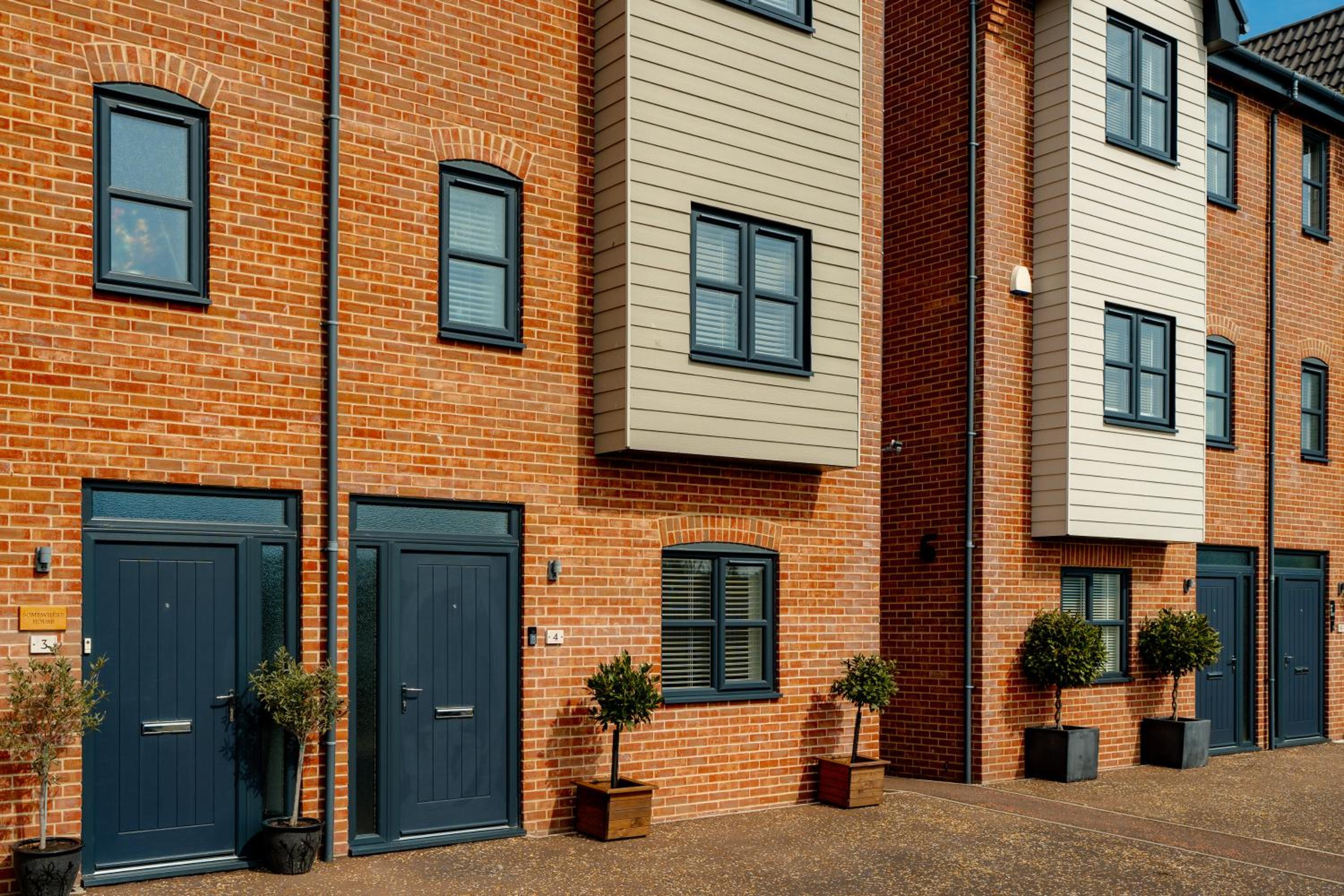Large Modern Scenic 4 Bedroom Townhouse