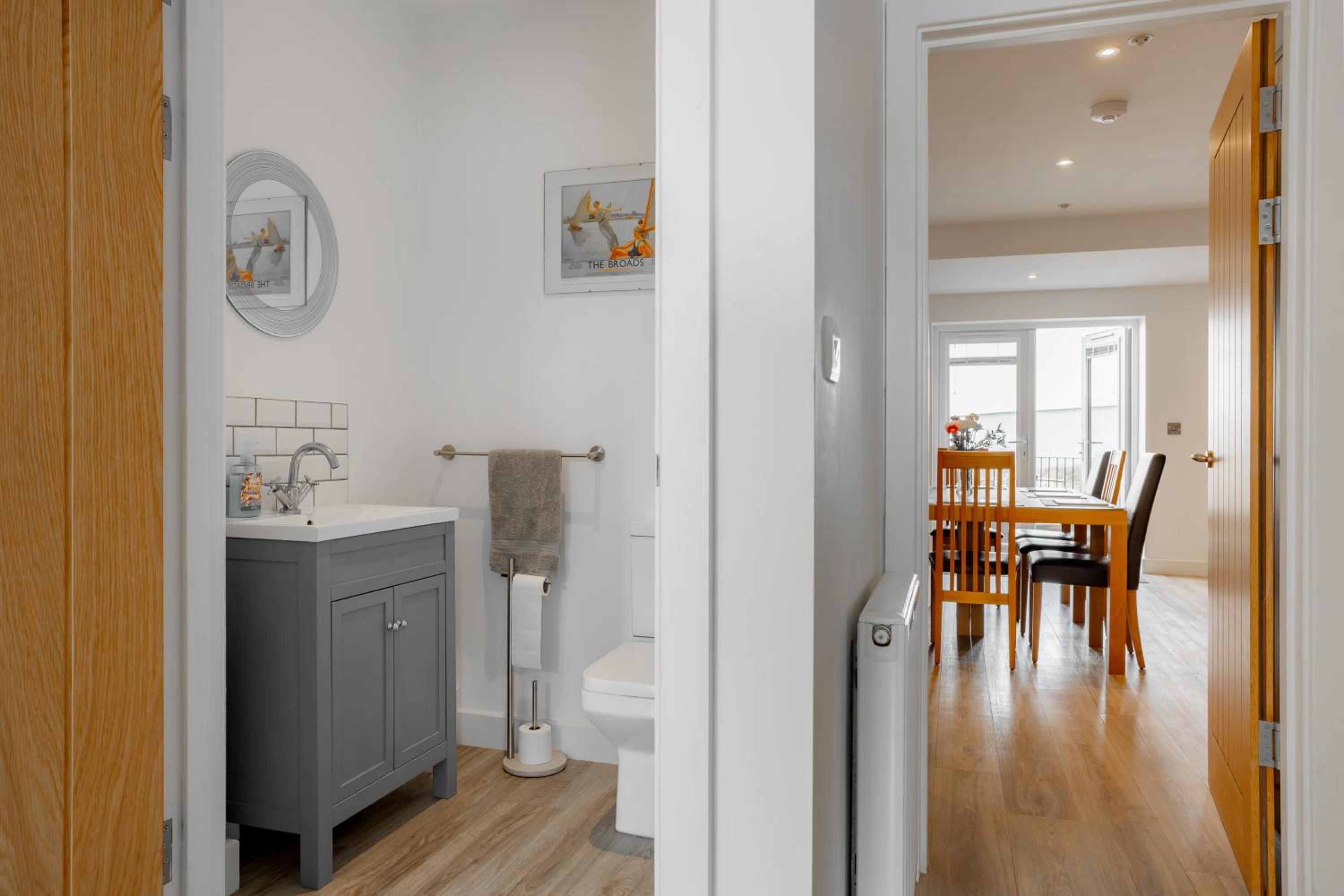 Large Modern Scenic 4 Bedroom Townhouse