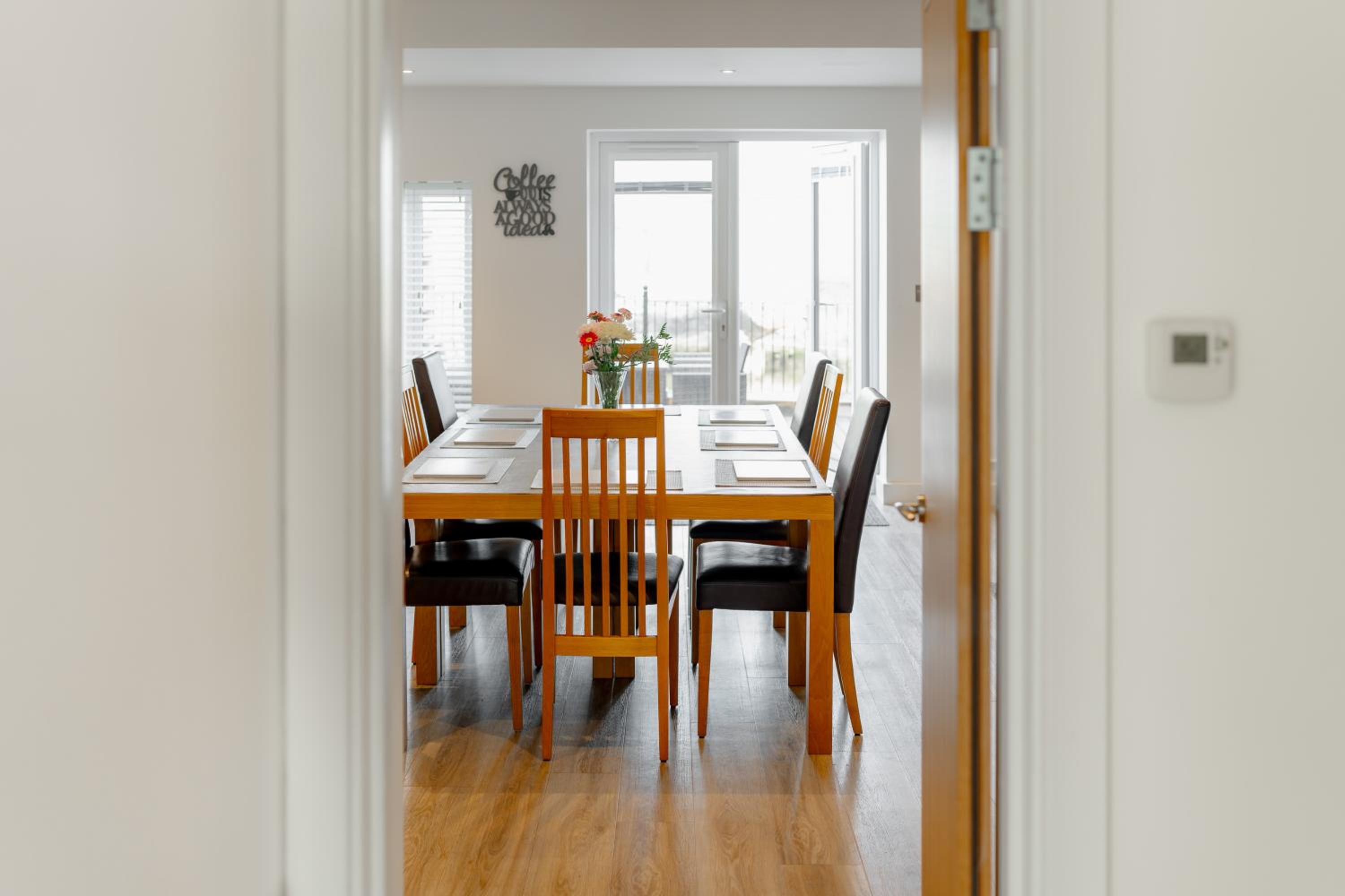 Large Modern Scenic 4 Bedroom Townhouse