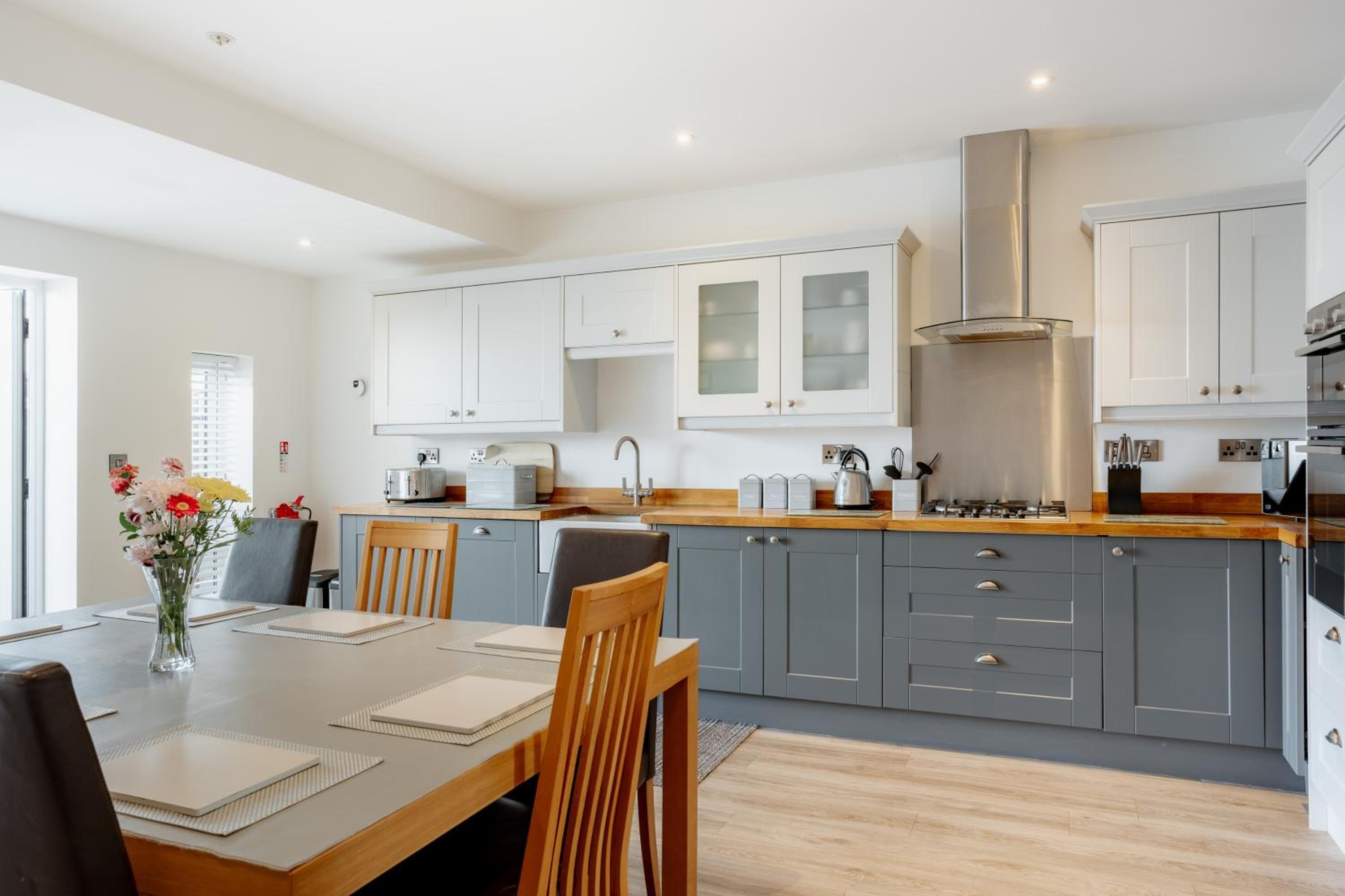 Large Modern Scenic 4 Bedroom Townhouse