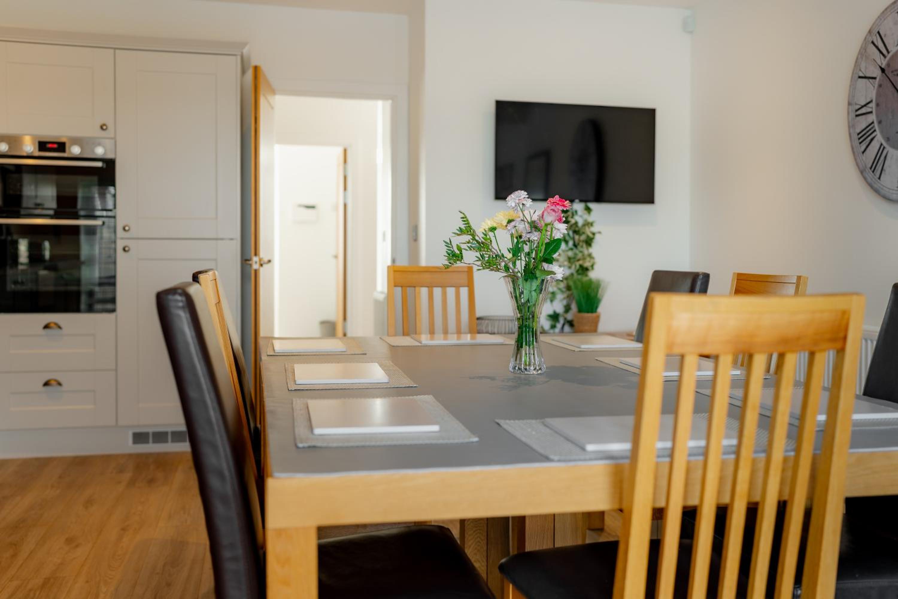 Large Modern Scenic 4 Bedroom Townhouse