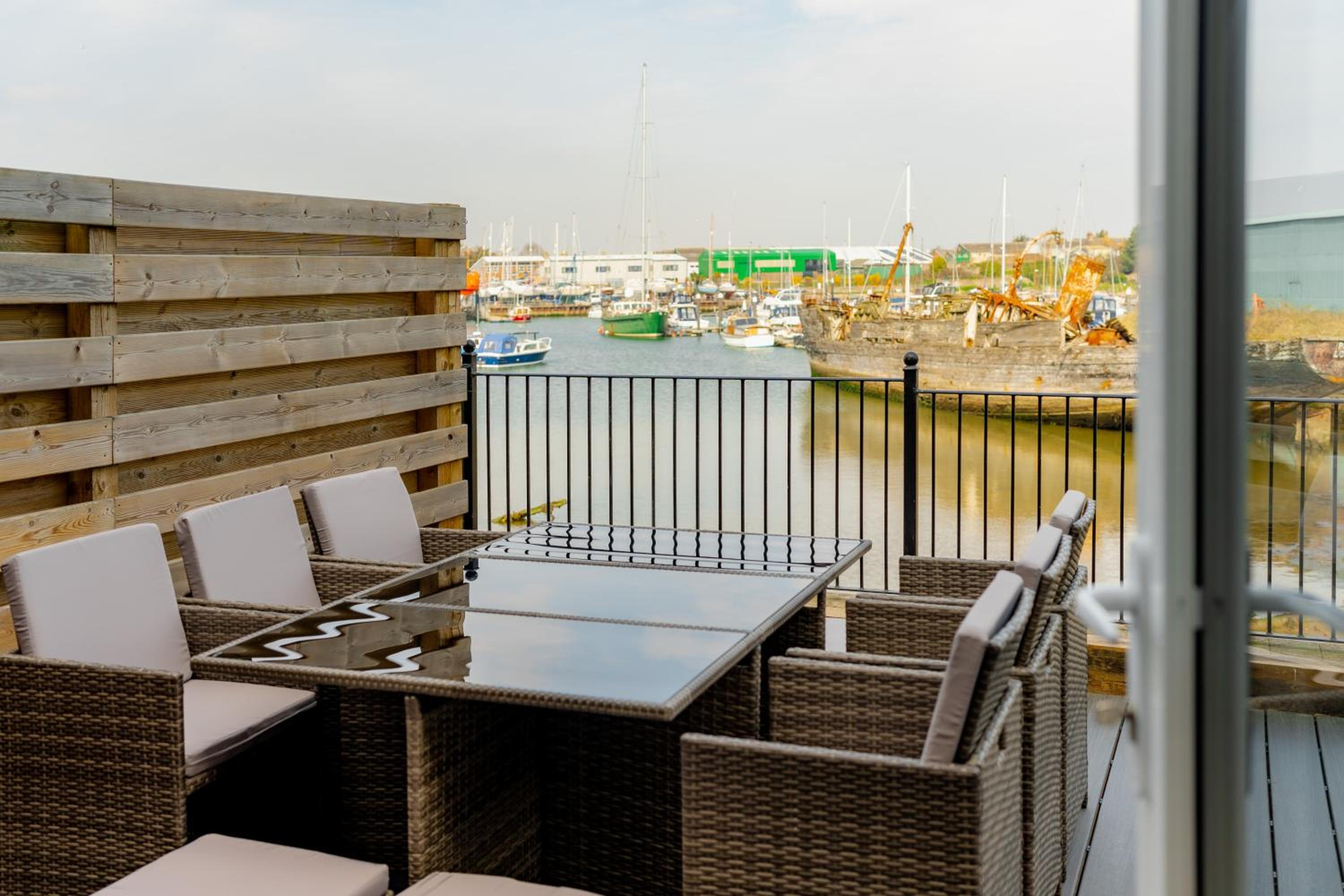 Large Modern Scenic 4 Bedroom Townhouse