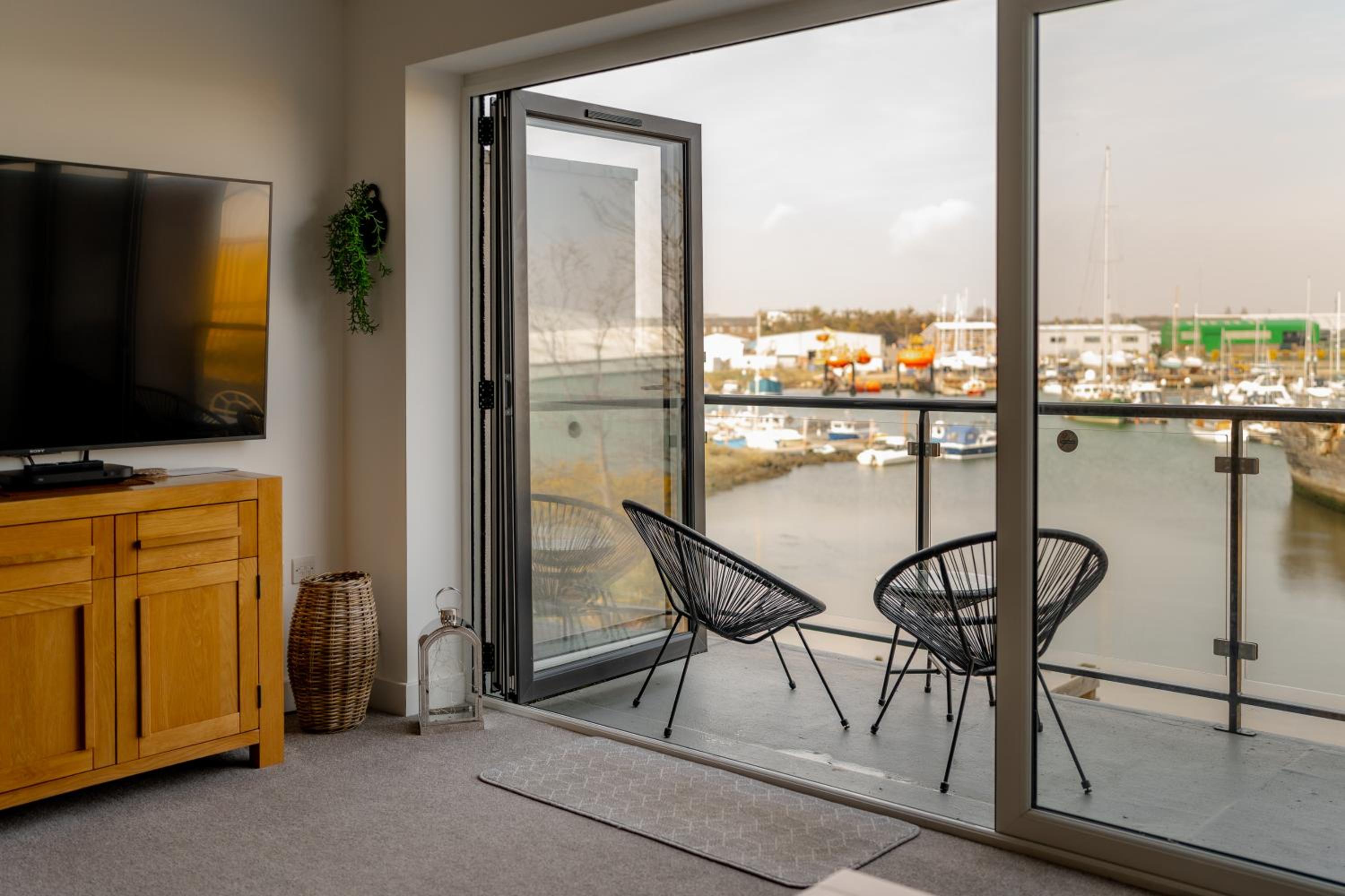 Large Modern Scenic 4 Bedroom Townhouse
