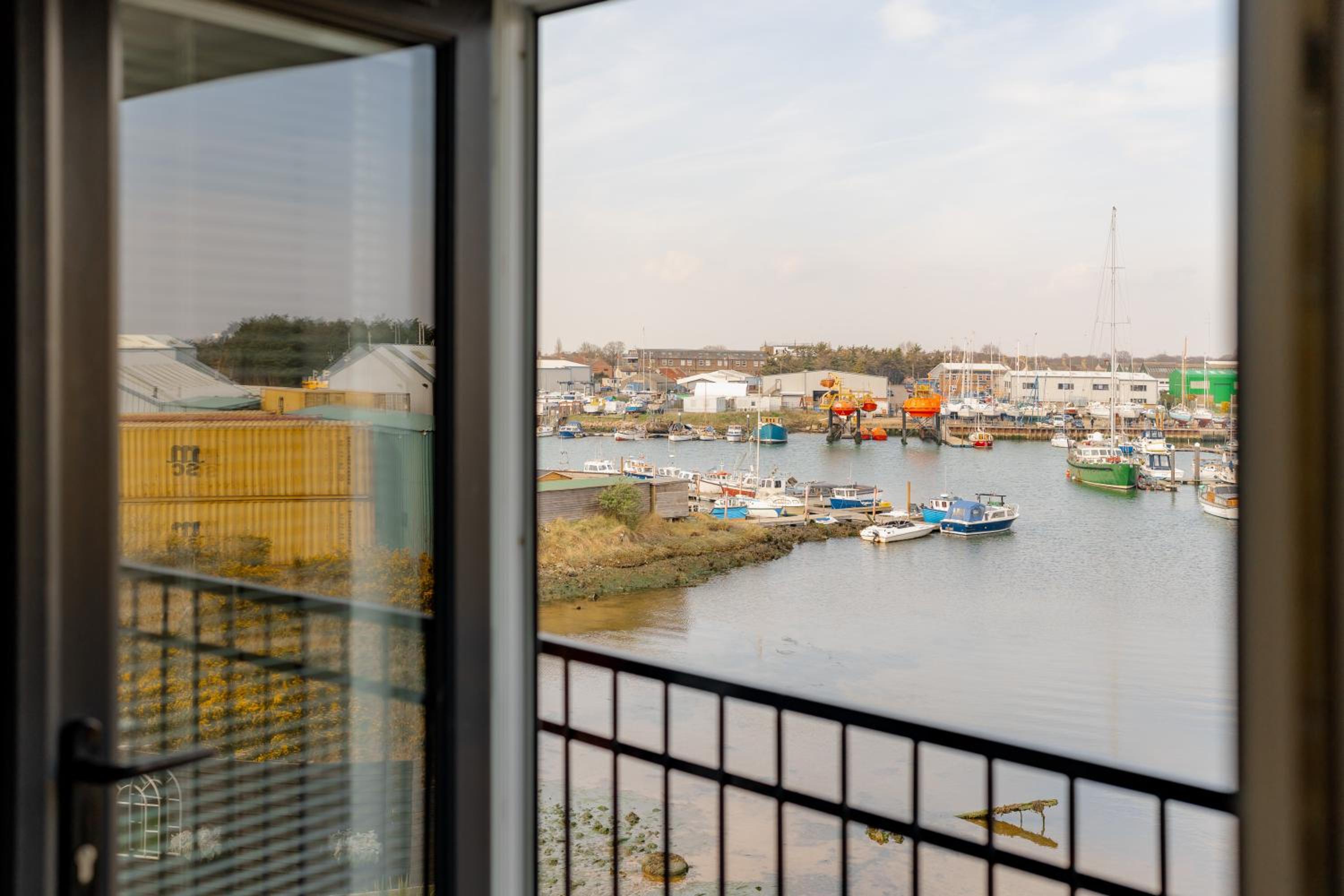 Large Modern Scenic 4 Bedroom Townhouse