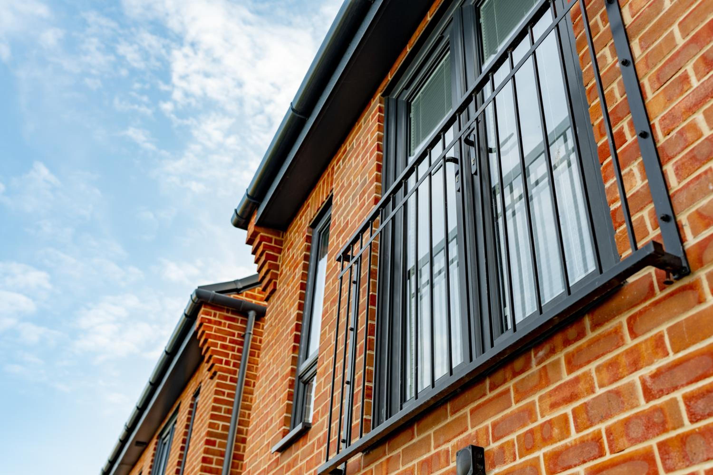 Large Modern Scenic 4 Bedroom Townhouse